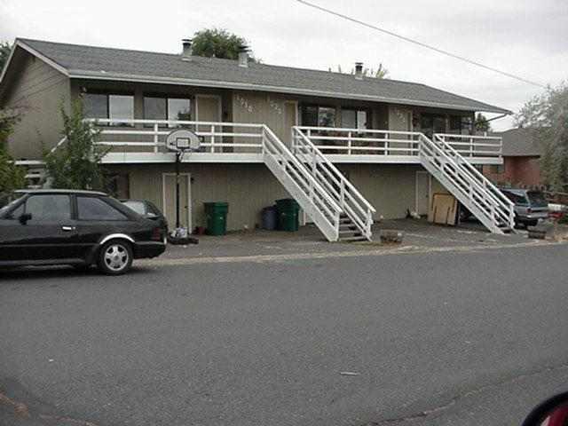 Townhouse Triplex; Br's Down, Living Up, View Of Lake 25 Yr Roof 4 Yrs Old, Decks, Xtr Storage Shed. Subj. To A 1031 Exch. Call L/O To Make Appt. Seller Is Licensed Or. Real Estate Broker. Tanglewood Doors. Ele. Heat