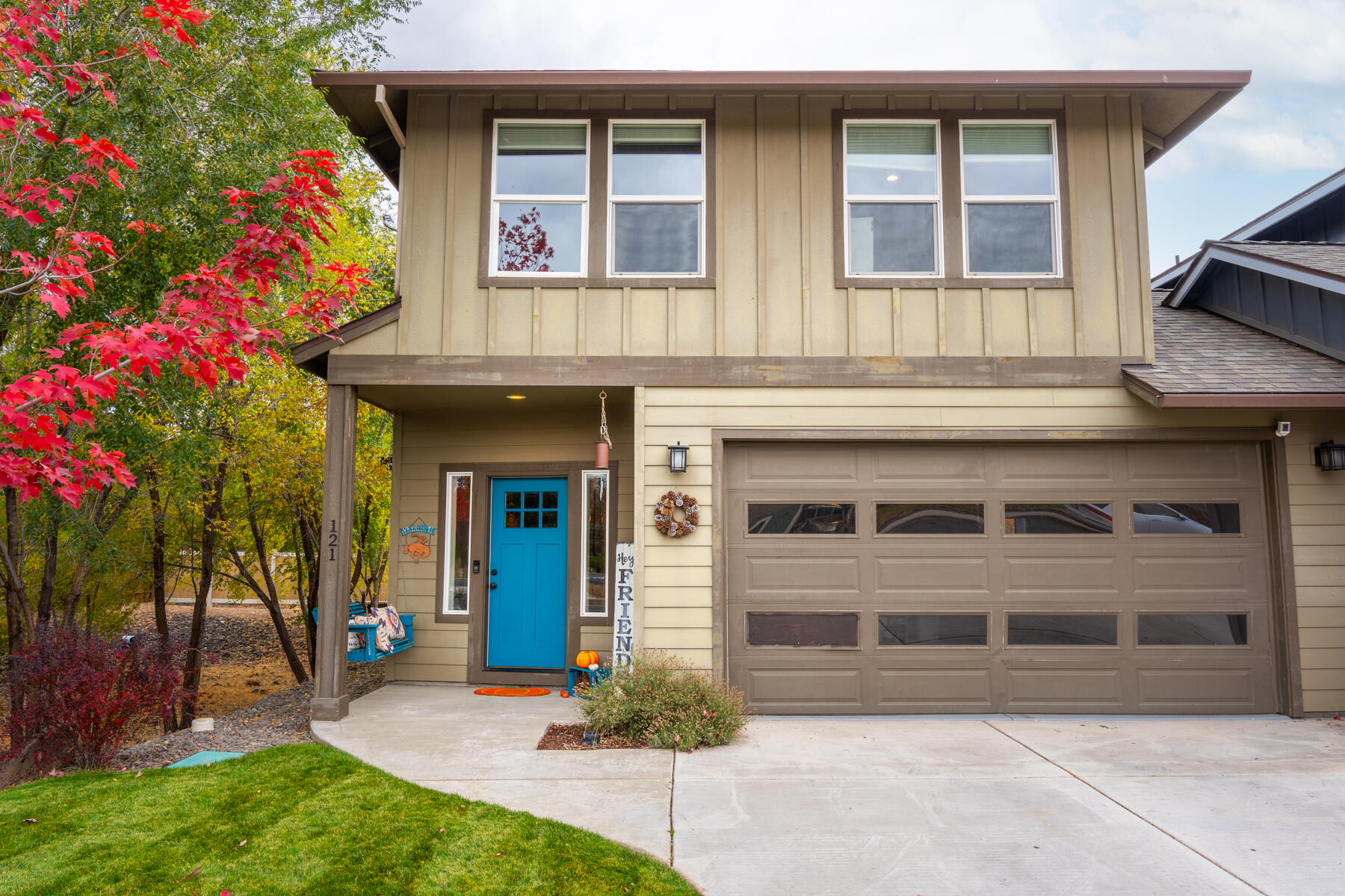 Come enjoy this custom quality-built townhome in Redmond's sought-after NW side! This 3 BR and 2 ½ bath, 2016 townhome features engineered hardwood flooring, dark maple cabinetry with soft close drawers, quartz/wood countertops, SS appliances, central A/C, kitchen pantry and a gas fireplace in the living room. The primary bedroom boasts a balcony and a travertine shower stall in the ensuite bath. Other highlights include a finished garage interior and landscaped front and back yards with a sprinkler system. Outside, revel in the fenced backyard, patio, walkway, and additional space with the adjacent lot. Conveniently located near downtown and Hwy 97, this townhouse provides an ideal lifestyle opportunity.