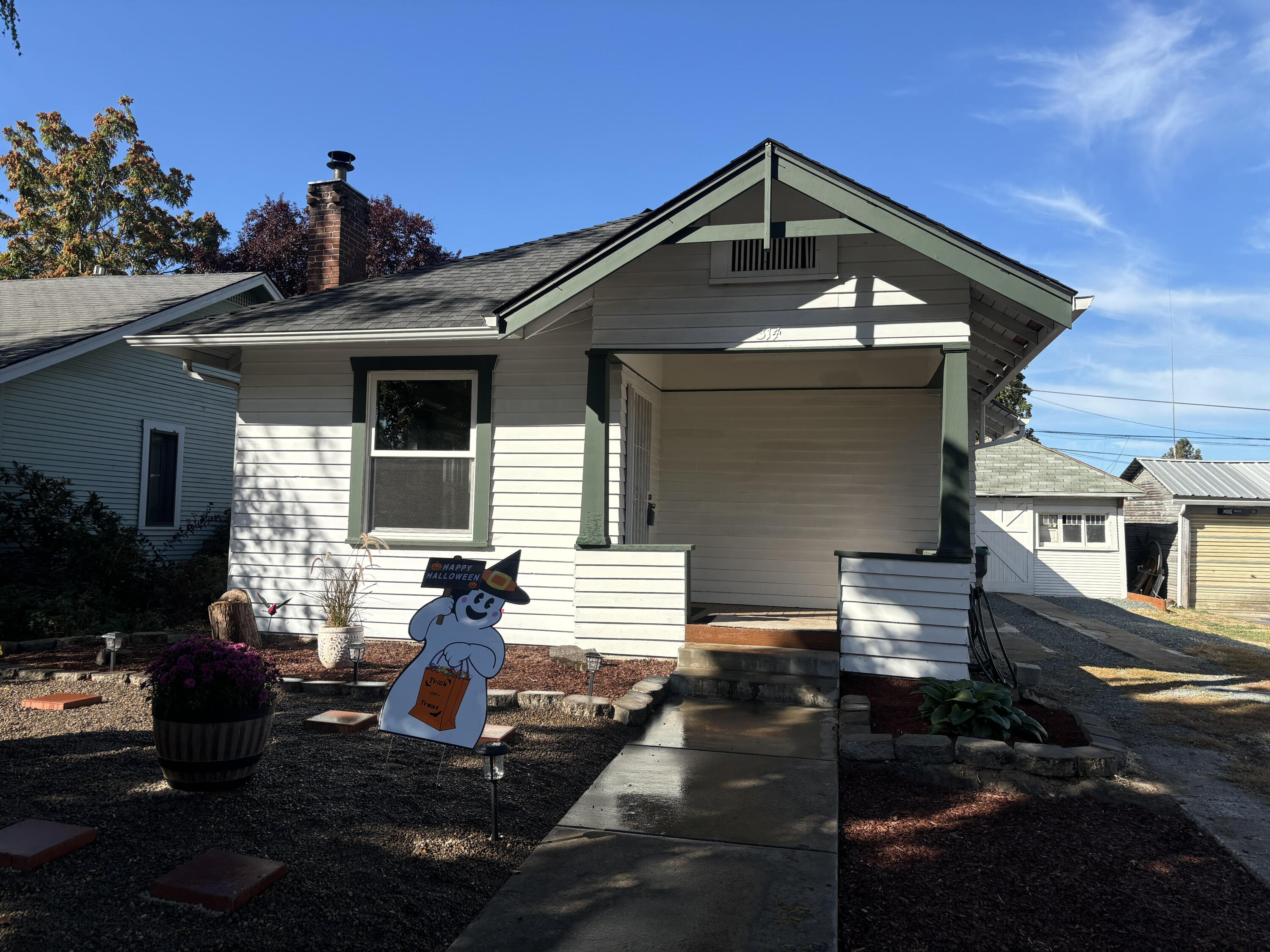 Come tour this ''Old East Medford'' home that has been updated with a Brand New Kitchen including new cabinets with soft touch cabinet drawers & doors, New Leather granite counter tops, New Samsung appliances w/5 burner glass top range with hood, Samsung dishwasher & garden sink. New plank vinyl flooring, and an original built in cabinet with glass doors.
21 New Milgard Windows, 
New mini split heating & cooling system. Very efficient and saves up to 30% on monthly electric bills. There is also a wood burning fireplace in the liv. rm.
Refinished original hardwood floors in living & dining rooms, new carpet in bedrooms.
New hot water heater, 
New front yard landscaping, 
Newer roof,
Fenced rear yard with newer shed with alley access.
Walking distance to downtown Medford.
Hey investors there's room for an ADU.
How about a 2 car garage with an apartment above ?
Call Keith for a personal tour.