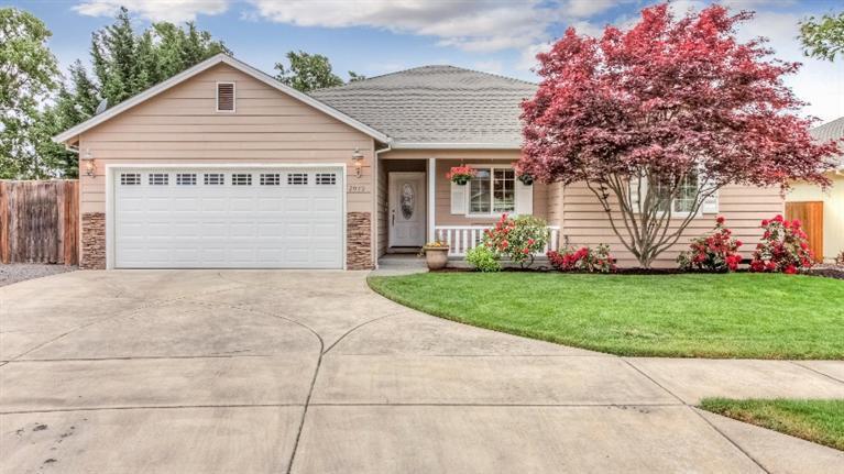 This beautiful home is in the Hampton Place neighborhood off of Rossanley in NW Medford. Hard to find, 4 true bedrooms plus 2 full baths! One level, split floor plan with Master Suite on one side and guest beds on the other. Beautiful home offers great room style with vaulted ceilings. Open kitchen offers an island and breakfast bar seating. Gas fireplace, Granite counters, wood floors, stainless steel appliances, jetted master tub, huge walk-in closet. Great room style with soaring ceilings. Tons of upgrades throughout home. Fully fenced L-shaped yard, with sprinkler system and covered patio, plus graveled dog kennel area on side of home. Plenty of room for a sunny garden! Backs up to farmland, and has beautiful views from backyard, very private and on a quiet street! All appliances included, including W/D. Built in 2003, nearly 1800sf. Absolutely fantastic floor plan and excellent condition. Jacksonville Elementary.