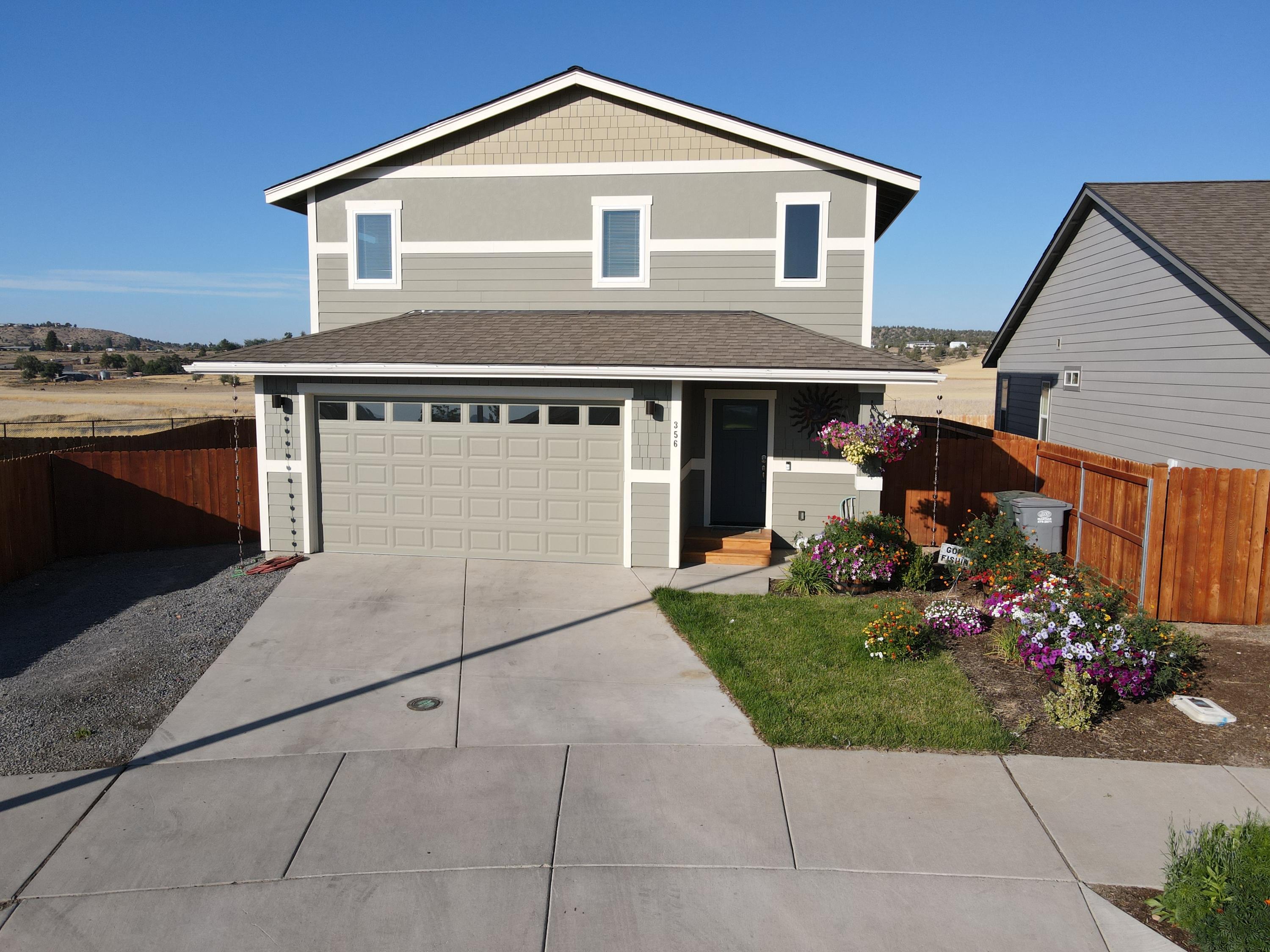 Beautiful house in a cul-de-sac, RV parking.  This home is well designed floor plan, fully fence property and you'll find a landscaped front yard with sprinklers that are ready for you!  Large back patio where you can find yourself enjoying the nights barbecuing and enjoying the weather.  This house is a gem and won't last long!!!
Close to walking trails, MAC and Hospital
