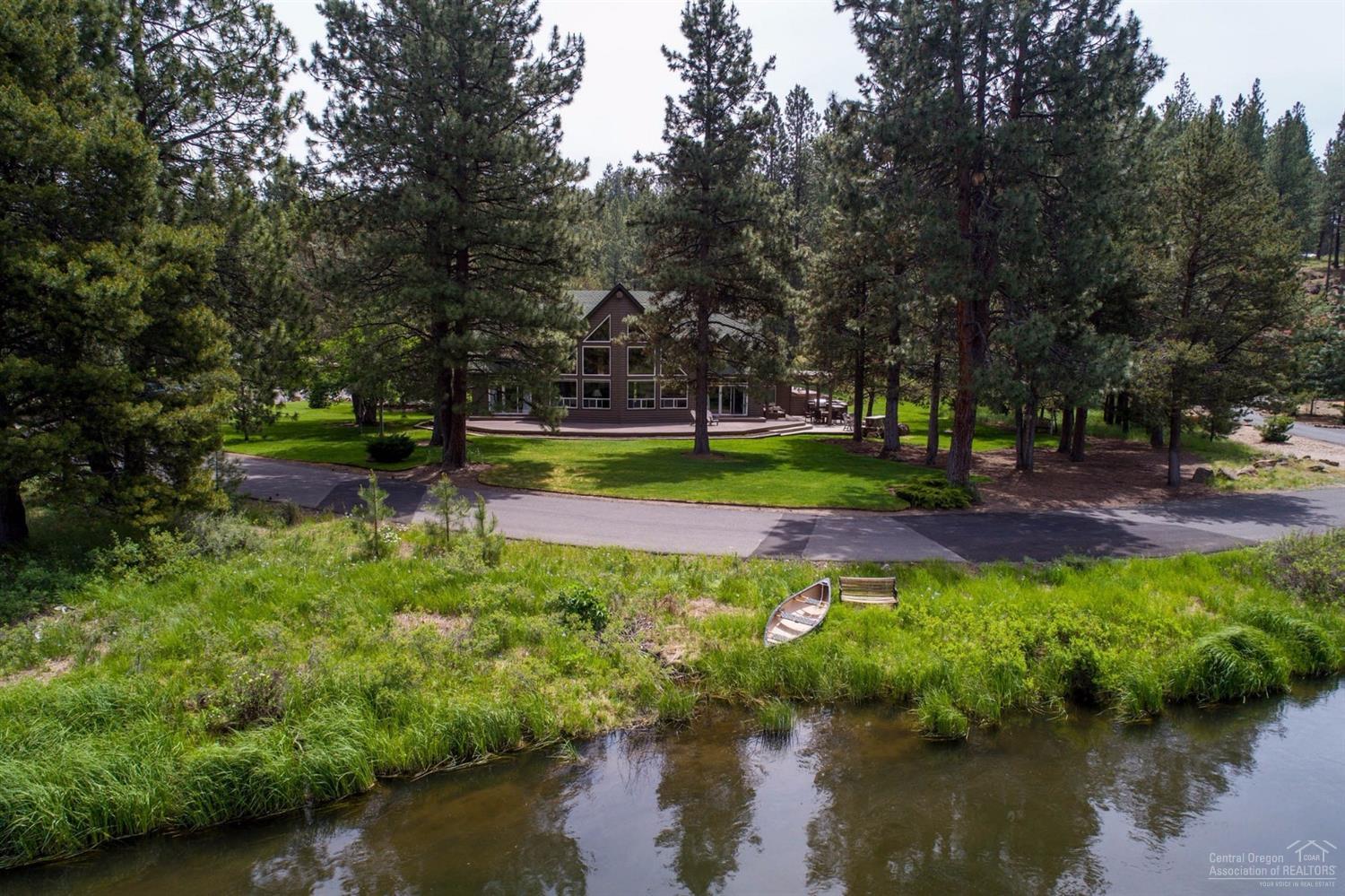 In River Bluff Estates, a private gated enclave, this NW design melds farmhouse & timber frame architecture on 4 acres w/300 ft of riverfront. Picture windows, lush landscape & river view. Lg kitchen w/slab granite counters, Viking appliances, heart pine floors, 2 dining areas, river rock fireplace, main level master suite w/ his & her closets, master bath w/steam shower & soaking tub & office/library. Two bedrooms & bath up plus a studio & a bonus room. Paver patio w/Pergola, outdoor kitchen & fireplace.