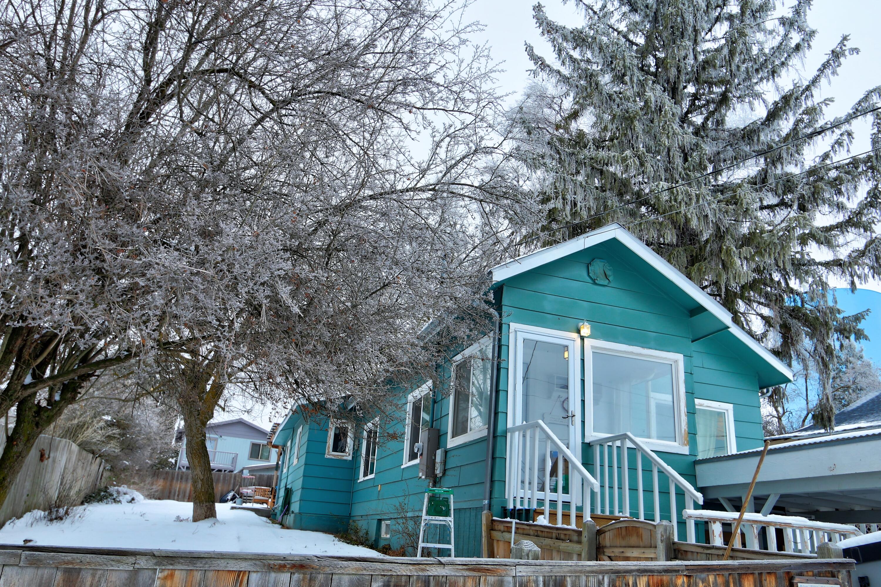 Cozy home in downtown area. Low traffic on dead end street. Ample room in fully fenced in back yard. Back yard has covered patio for outdoor BBQ or entertaining. Large basement / garage to create a shop or use for extra storage and still have room to park.