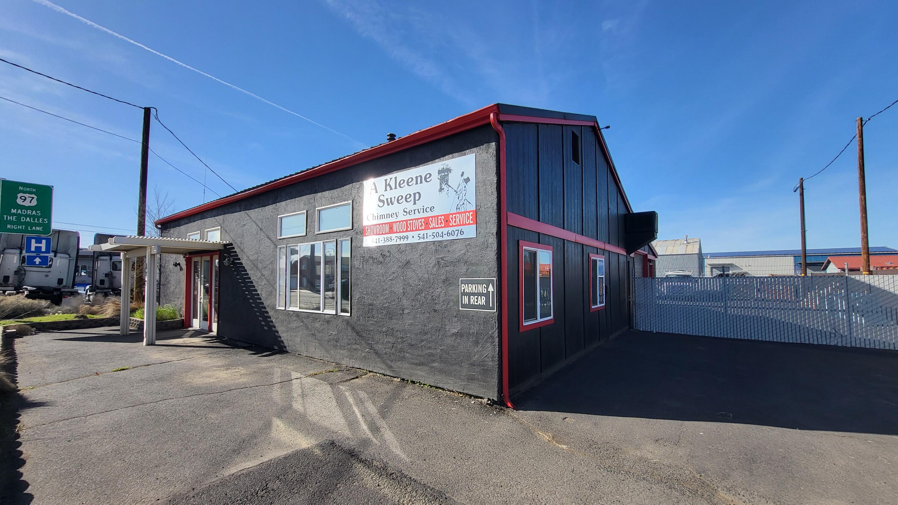 2766 sq ft Multi use Centrally located with direct access to Parkway. 
Office/industrial/showroom with fully fenced secure yard.  Unlimited options with the zoning on this property.