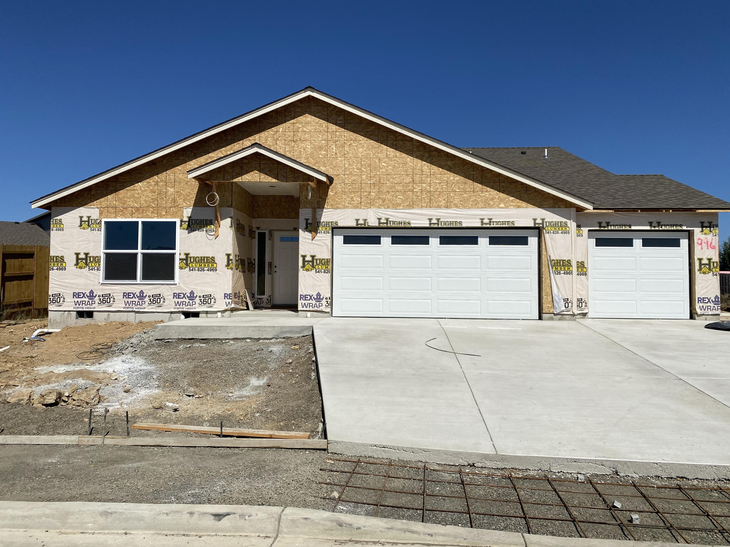 BRAND NEW HOME!! New construction in the Sienna Hills Subdivision of Eagle Point. Gorgeous 3 bedroom 2 bath with open floor plan. Spacious three car garage with potential RV parking.  Come check it out today before it's gone! ***Interior photos are for illustrative purposes only - Although finishes in the home will be similar