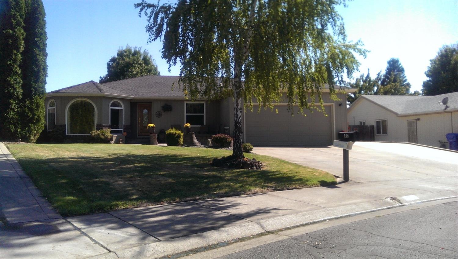 VERY well maintained 3 bed 2 bath home in a great neighborhood. Meticulous landscaping with nice sitting area in front yard. Recent remodels and upgrades to the Main Bath, Exterior Paint, Roof and sump pump. HVAC system maintained 2 times every year. Central Vac System. 10' x 50' RV Parking. Extra garage storage. Buyer offering 1 yr Home Warranty.4' wide Hallways. Office desks negotiable.
