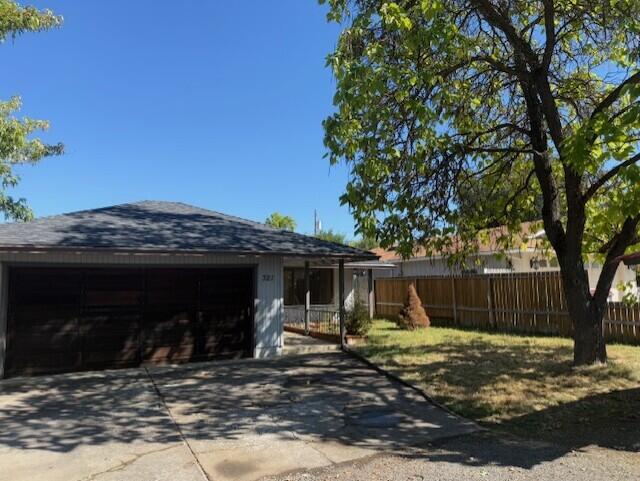 This 3-bedroom, 2-bath home offers 1,092 sq. ft. of potential and is ideal for investors or those looking for a flip opportunity. With a solid layout and great bones, this property is ready for your vision and updates to bring it back to life. Don't miss out on the chance to transform this house into a standout home or income-producing investment.