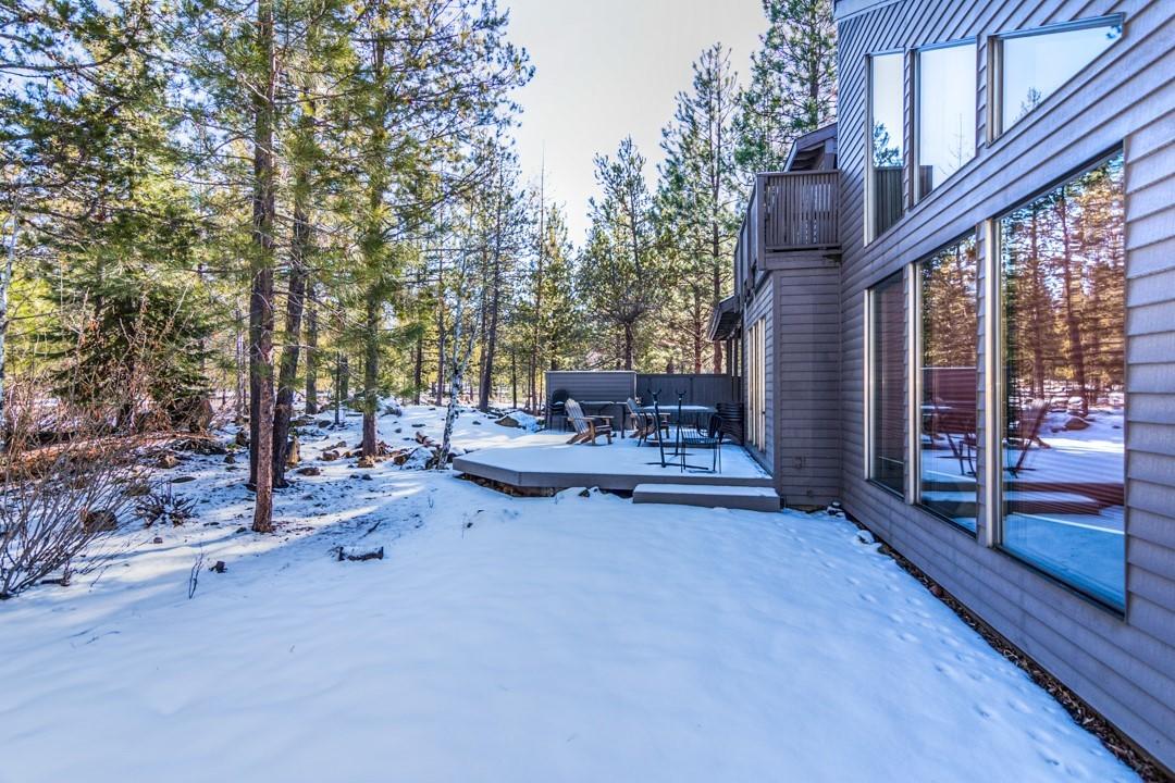 Sunriver Resort - Wonderful 3200 sq.ft., 5 bedroom, 4 bath home on large private .31 acre lot! Home boasts 2 master suites, bedroom with adjacent bath on main, a bunk room with many living areas for everyone. Multiple fireplaces, granite counters, stainless steel appliances, living and game room. Floor to ceiling windows provide lots of light, there's a private deck for morning coffee, A/C, 2 car garage, and a hot tub off a new cedar deck (2019). Front porch is new (2019), and an updated lighting system installed in 2015. Most of the main level has real wood floor and alder cabinets complete kitchen. Come experience all there is in Sunriver permanently or make this your vacation home!