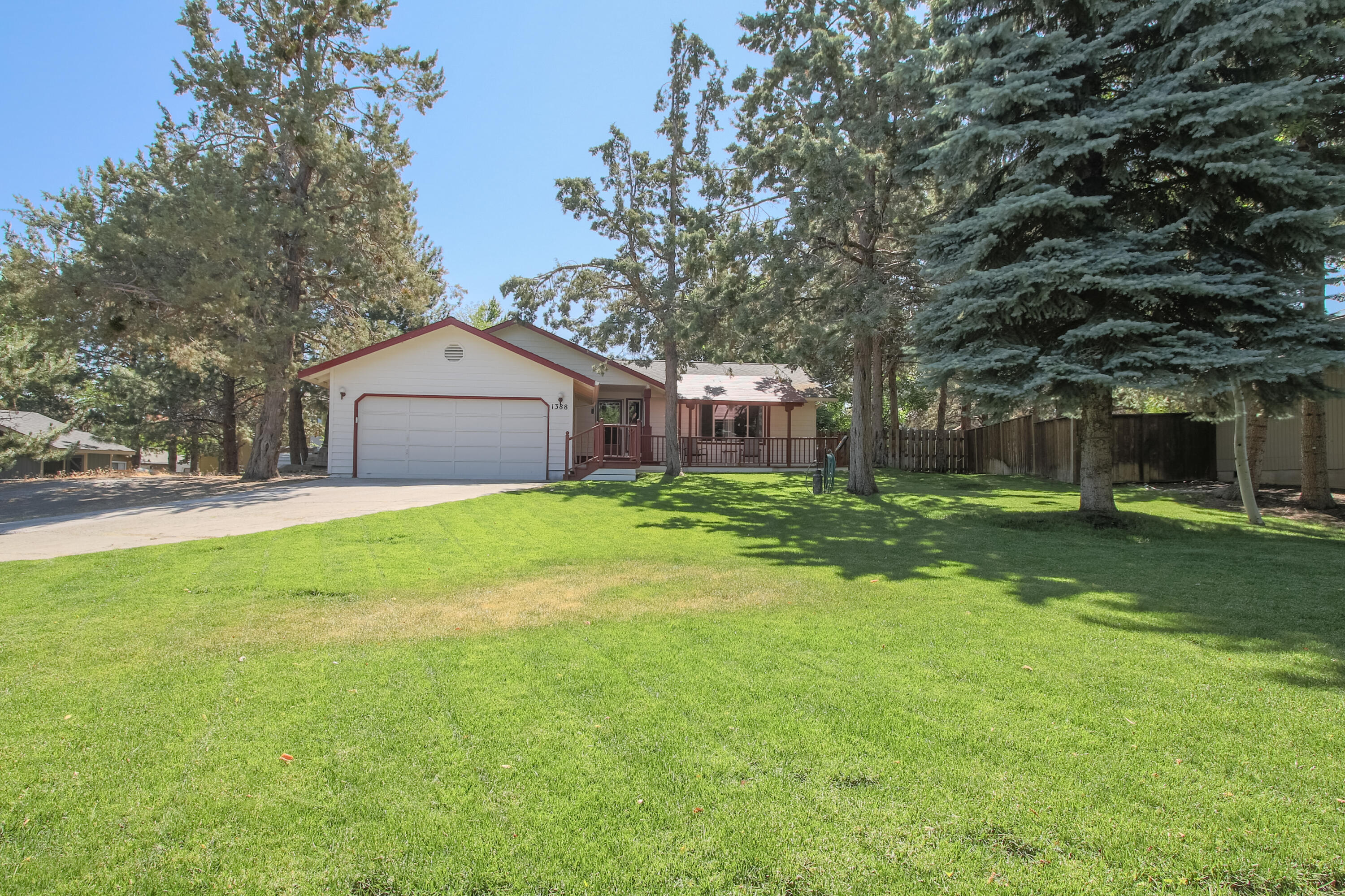 Great starter home in a nice quiet neighborhood. 3 Full bedrooms and 2 full baths. Living area and
kitchen have vaulted ceilings. The primary bedroom has a sliding glass door with access to back yard.
Back yard is fenced with nice green grass and deck, front yard has a nice porch that looks over the big
front yard. Lots of parking on side of house for RV, Boat, or extra vehicles.