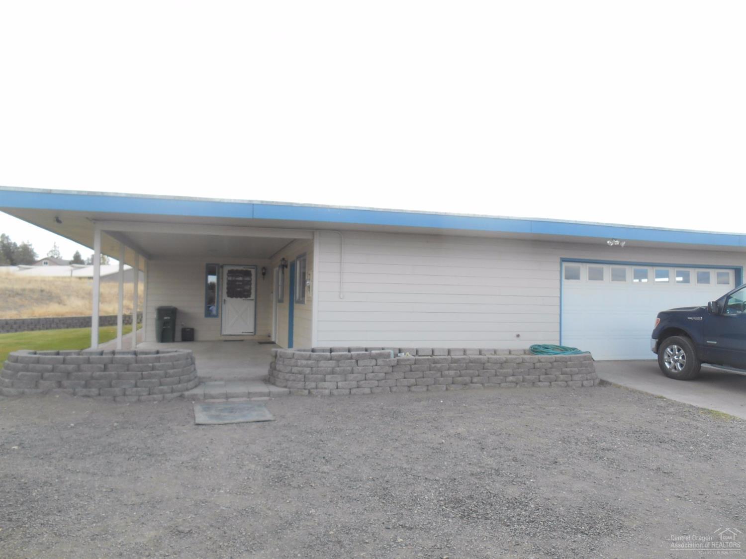 If you want to live at the end of a dead street with Cascade Mountain views, this may be you home. Newer 1584 SF shop, RV and hobby hang out that is hard to beat. Two doors, plenty of room. Insulated smaller shop/hobby area inside fantastic outbuilding. Many upgrades. Zonal heat for comfort and economy. Act fast to have one of the nicest shops in the area with a view plus peace and quiet. Priced to sell, don't miss out!