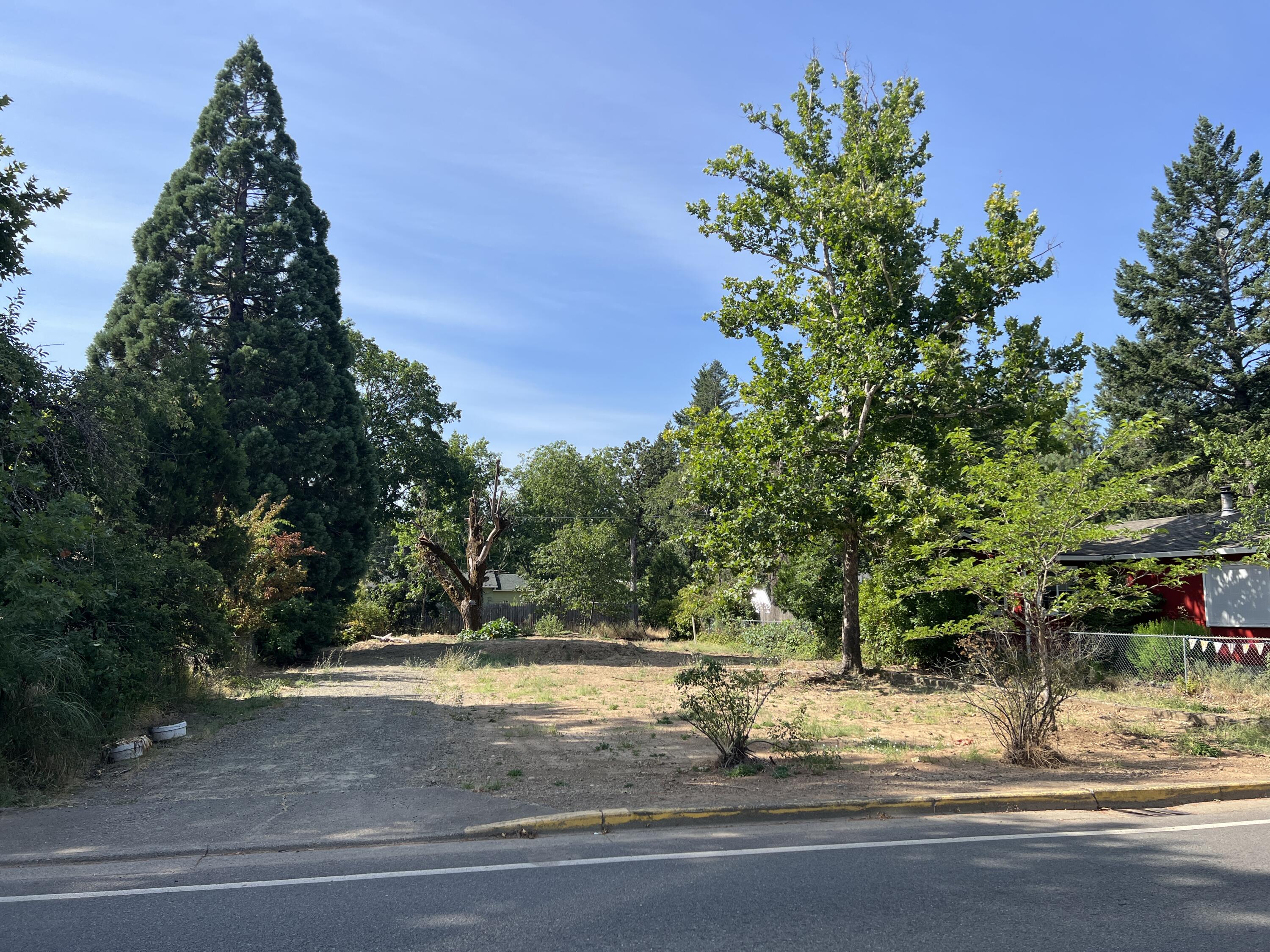 Level, ready to build residential lot. Close to town, in a nice neighborhood. Walking Distance to Schools. With utilities at the street. Manufactured Homes allowed and no HOA!