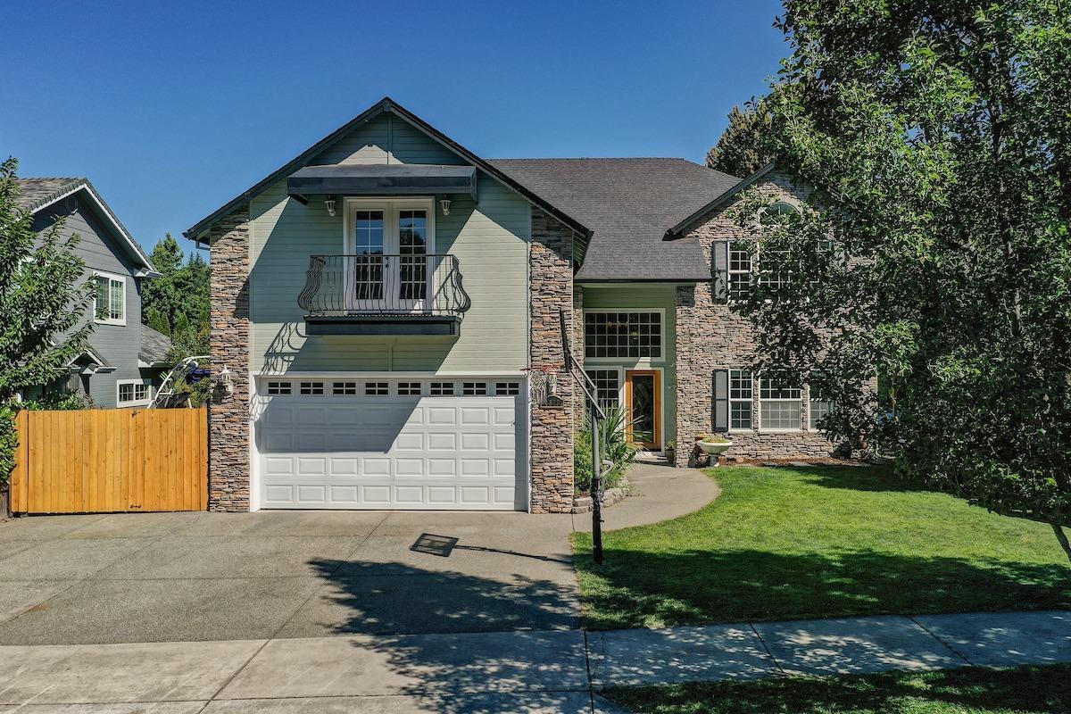 Excellent Location * Beautiful Custom-Built Home! This single-owner home is located in the hills of East Medford on a very quiet street surrounded by newer homes. Tons of upgrades and extras throughout including brand new carpet, newly refinished real Oak hardwood floors, granite kitchen countertops, Stainless Steel appliances, custom-built cabinets, separate living room and family room, formal dining room, breakfast nook, huge paved RV parking w/sewer clean-out and 120v hook up, over-sized 8' garage door on the finished 2-car garage, gas fireplace, spacious master suite with large garden tub and separate walk-in shower, large walk-in closet, extremely private back yard with seasonal creek, and so much more.