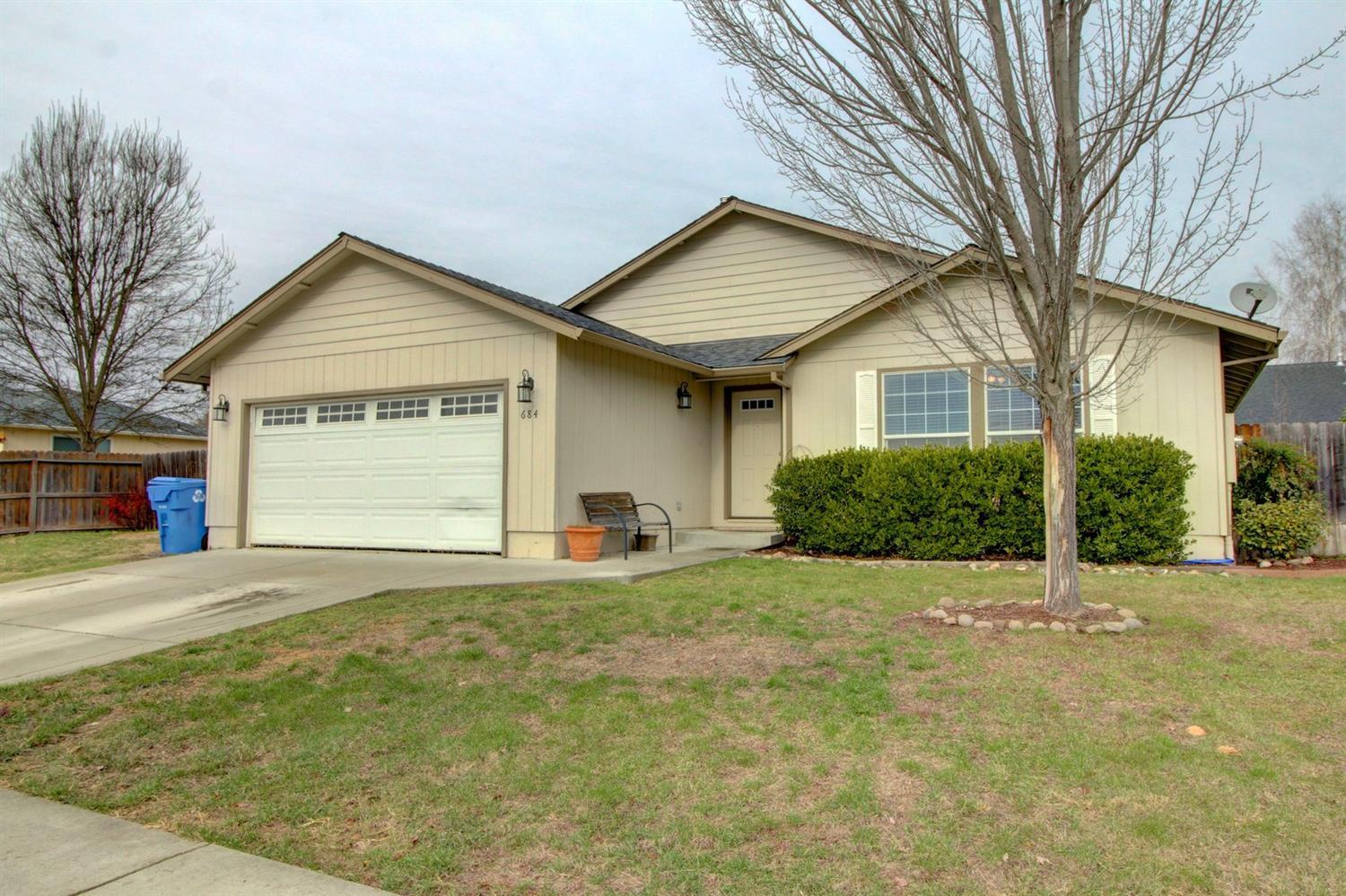 Spacious three bedroom two bath 1700+ sqft home in great Eagle Point neighborhood. Home includes all appliances and is priced to sell - won't last at this price!