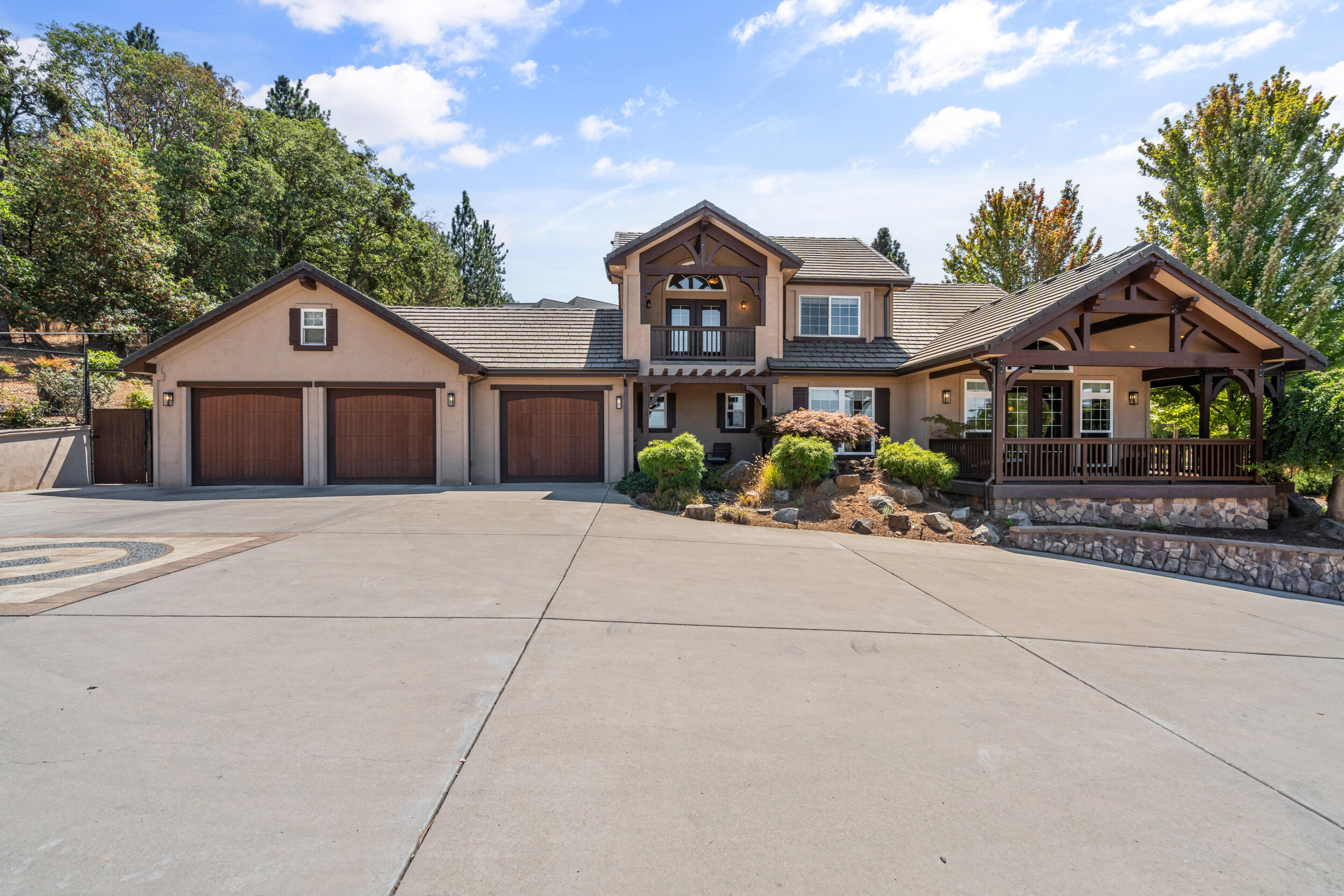 Just minutes from downtown Jacksonville, this custom Ray Williams-built home captures panoramic views from Roxy Ann to Mt. McLoughlin and the Table Rocks—vineyard-laced scenery that feels like a postcard. With 3 beds, 2.5 baths, and over 3,300 SF, you'll find flexible living.   Downstairs offers two bedrooms—one a mini suite with attached bath, the other ideal as a bedroom or office—plus an oversized flex room with a dry bar, wine fridge, and attached greenhouse room. Upstairs is a true primary retreat with private view balcony, spa-like bath, oversized closet.    Enjoy the thoughtfully landscaped yard with a custom Pagnini pergola, paid-off solar, public utilities, and rare dual garages: a 3-car attached plus a 2-bay RV barn/shop. All on 1 acre with room to breathe. Views, privacy, functionality—this one checks every box.