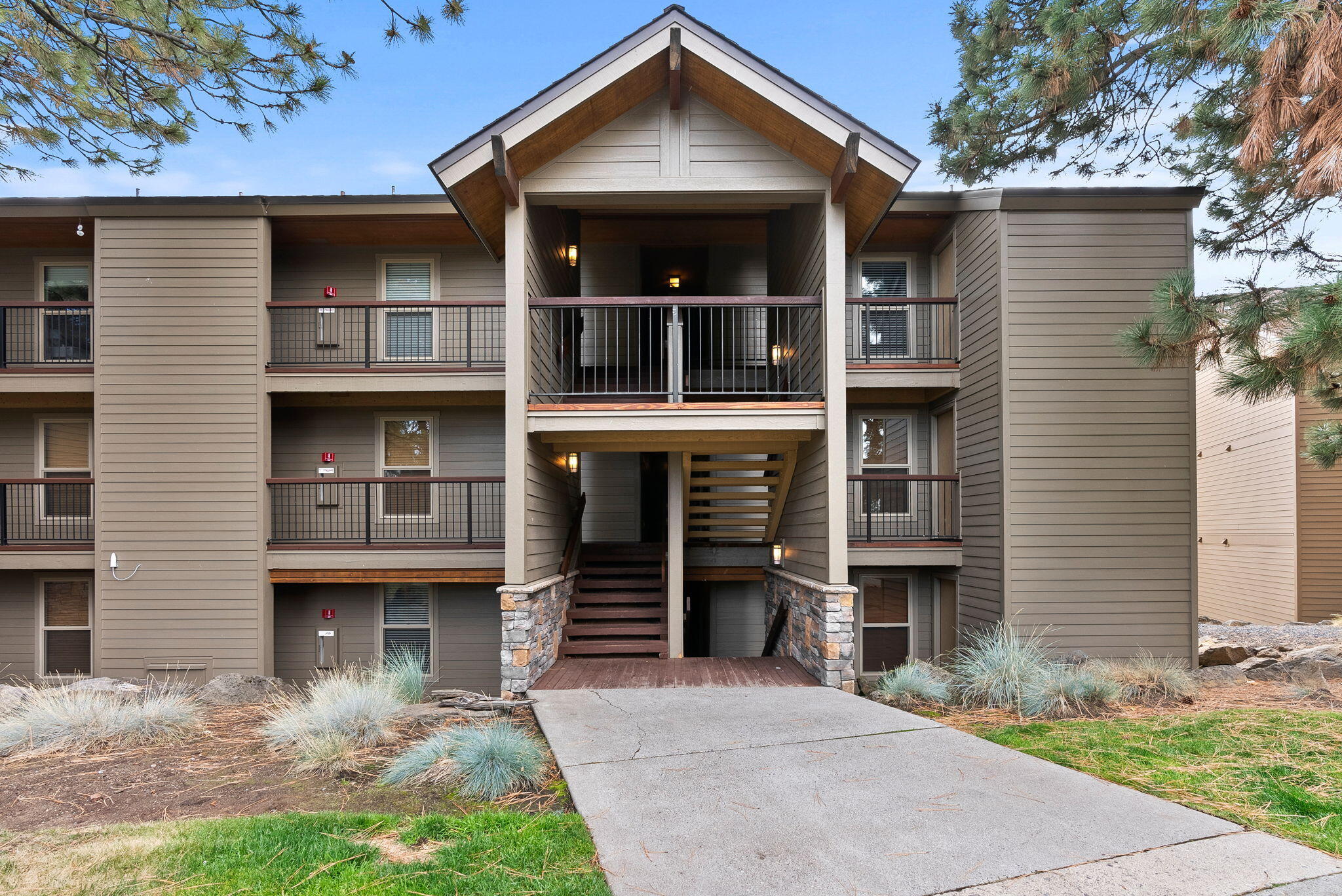 Discover the perfect blend of lifestyle and investment with this 1-bedroom, 2-bath condo at The Inn of the Seventh Mountain, Bend's closest resort to Mt. Bachelor. Nestled at the edge of the Deschutes National Forest, this turnkey retreat is ideal for personal escapes with the added benefit of short-term rental income. The flexible lock-off floor plan includes a private suite and a separate studio, giving you multiple rental options or space for guests. The main studio offers a full kitchen, living area with Murphy bed, bath, and covered balcony overlooking the forest, while the adjoining suite provides an additional bedroom and bath. Stylish updates balance comfort with function, and the resort setting delivers year-round amenities—pools, hot tubs, ice skating, pickleball, fitness center, and on-site dining. With skiing, hiking, biking, rafting, and downtown Bend just minutes away, this condo is the ultimate vacation basecamp and income-producing property all in one.
