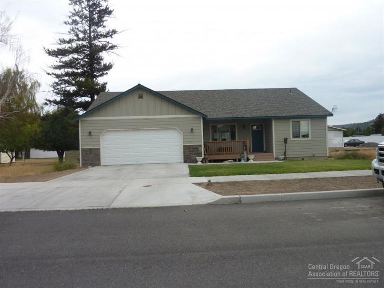 Clean newer home with lots of tile and granite. Open great room with separate master bedroom, vaulted ceilings and ceiling fans. Cute! Cute! Cute!