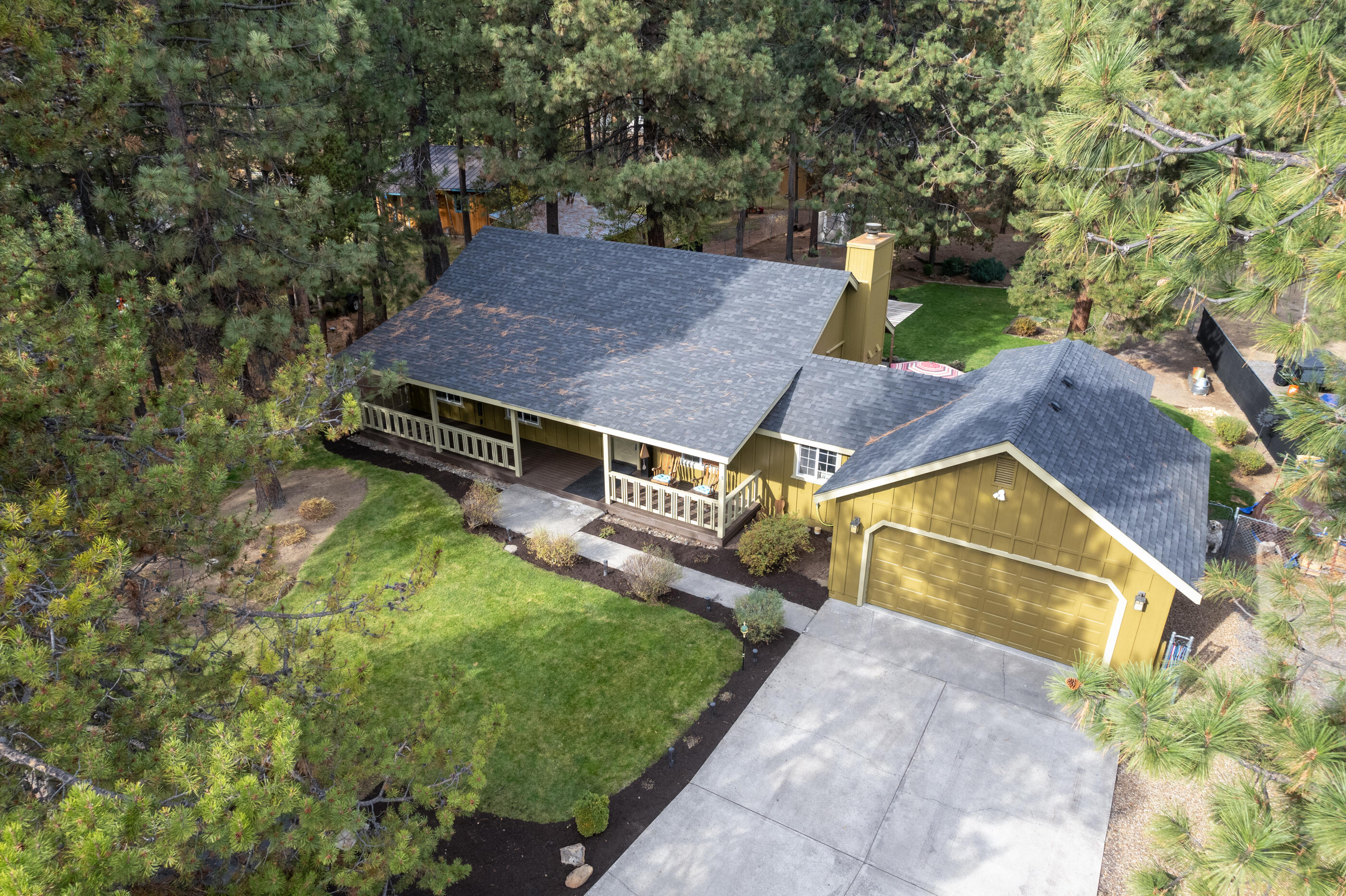 This adorable single level well maintained 3 bedroom 2 bathroom on .49 acre in the Deschutes River Recreation area has 1,380 square foot with an open floor plan living space, vaulted ceilings, new quartz counter tops in the kitchen,GE Cafe' refrigerator, and induction cook top. Hardwood floors and two brand new remodeled bathrooms. The covered front porch and back patio make for the ultimate year round indoor/outdoor living. The fenced yard and beautifully landscaped front and back yard with sprinkler system, makes for perfect move in ready home. Tons of storage and not to mention the private park and boat ramp that comes with living in the Three Rivers DRRH unit.