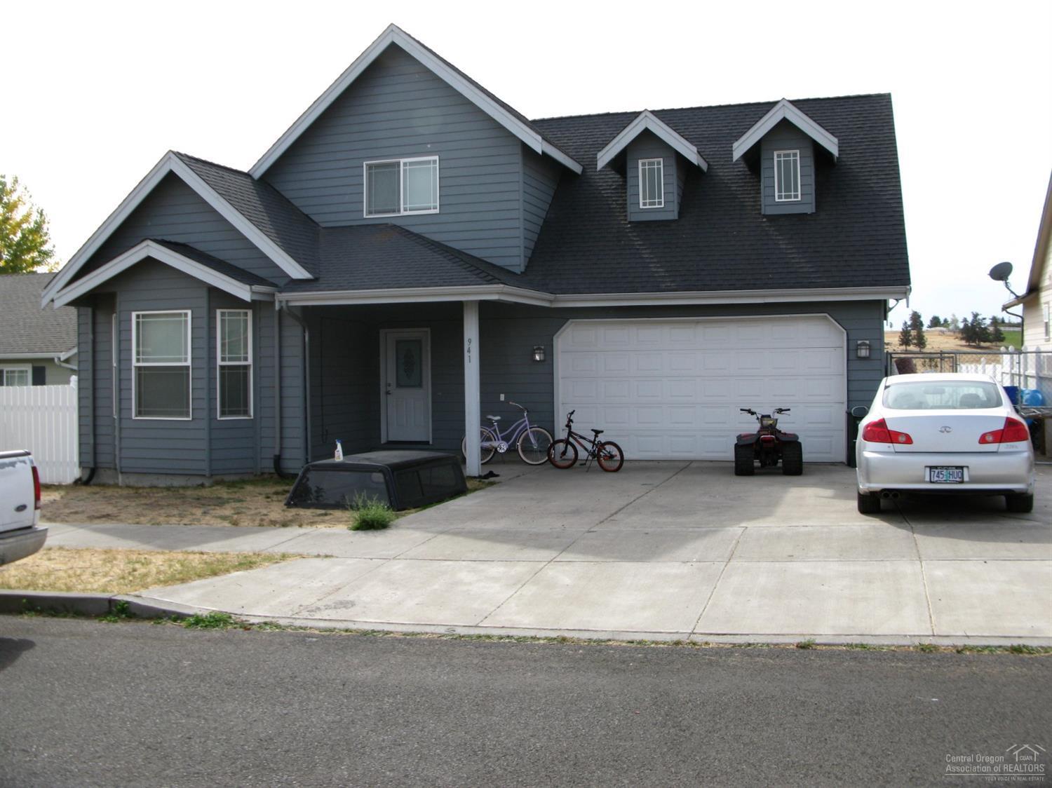 Large home on a nice lot in the Sunnyside Estates neighborhood! 3 bedroom, 2.5 bath! Over 2000 Sq ft! This is a must see!!!