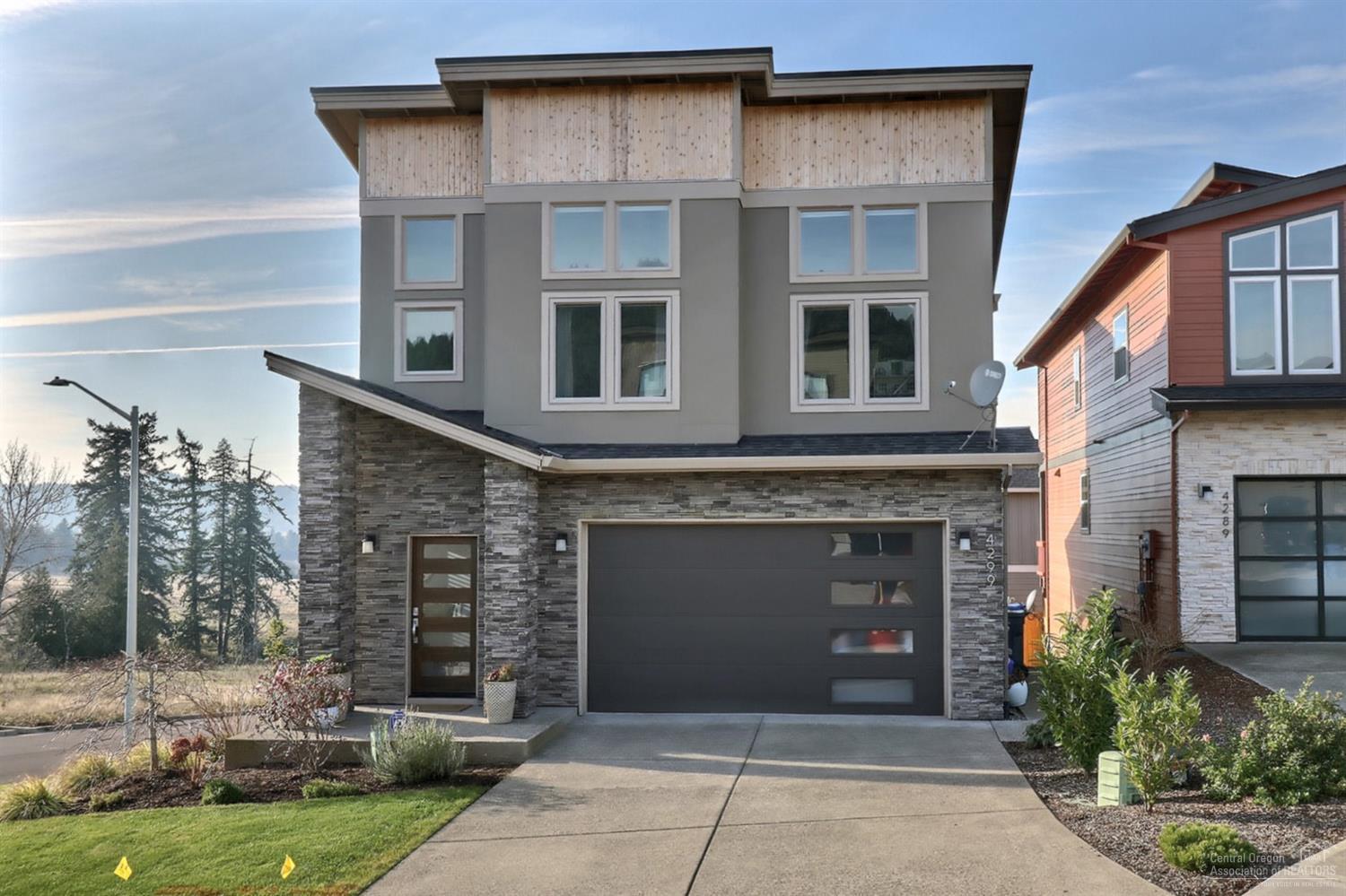 Newer built home resting on quiet cul-de-sac. Enter to engineered hardwood floors and soaring ceilings. Light-filled living features gas fireplace with stone surround. Large kitchen with pantry, gas range, convection oven and granite stone island. Access deck from dining with views of green space/trail. Soaking tub, shower & walk-in closet in master suite. Upstairs laundry and 2 bright bedrooms with tall ceilings.<br>