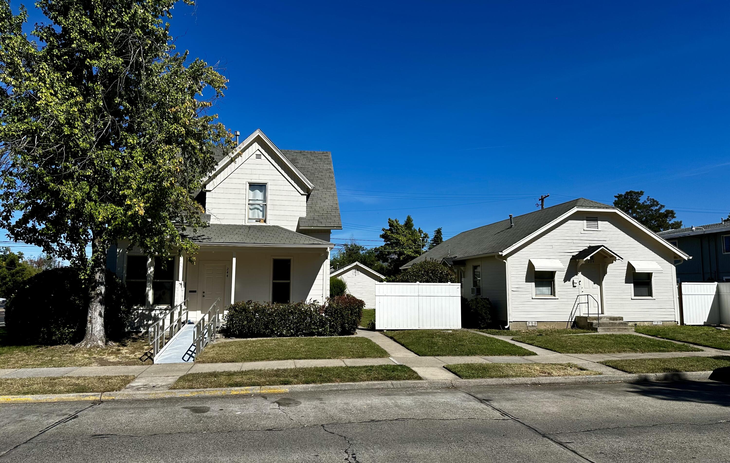 This 5-plex near downtown Medford offers a total of 3,565 square feet and includes three 2-bedroom, 1-bath units, and two 1-bedroom, 1-bath units. Additionally, there are 3 separate garage rentals and an on-site, coin operated laundry facility for the tenants. The property sits on a .23-acre lot with parking, It has new exterior paint, all units have been updated with fresh paint and flooring, with some units receiving additional updates. The property is equipped with a sprinkler system. With its prime location, multiple income streams and a cap rate of 6.55%, this is an excellent investment opportunity.