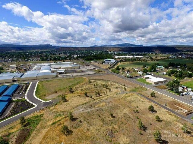 Large lot in Colleen Subdivision. Spacious lot with views of Barnes Butte. Ample room for shop, RV's & toys. Close to town. City services & paved street. No CCR's, No HOA's. Great location with room to grow on this 8950sf lot. Other parcels available