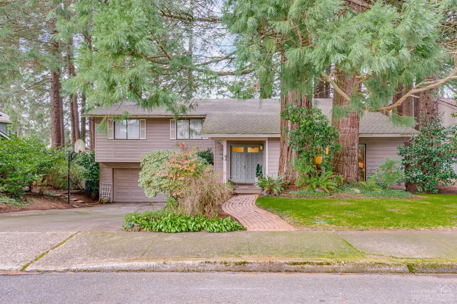 Desirable Cinnamon Hill Neighborhood split level home with views of the valley. The master bedroom has two closets, a full bathroom, dual sinks and a slider to the upper back deck. There are formal and informal gathering and dining spaces throughout the home. AC new in 2019! park nearby. 4th bedroom has no closet, but a big closet is nearby in the hall. Quick access to I-5. Close to shopping. Click Vtour link for 3D walk through and more.<br>