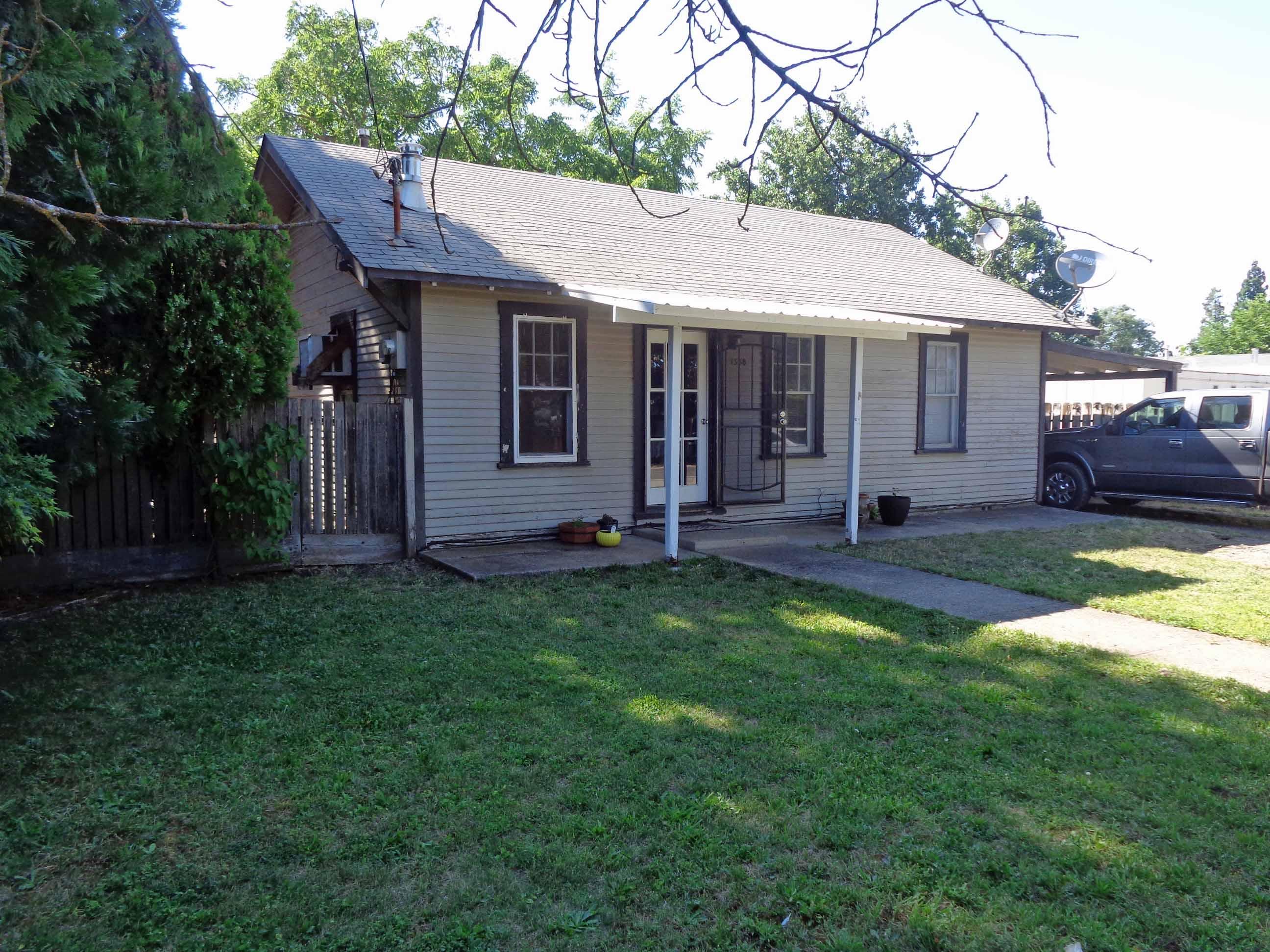 Investor or First Time Home Buyer. TLC needed on this 2 Bedroom / 1 Bathroom home. Large Living Room, Clean Cozy Kitchen with Nice Eating Area. Indoor laundry area. Small Workshop.Huge Back Yard (.25ac lot). Great Location. Close to shopping.