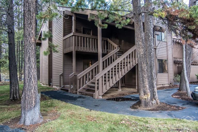 Great opportunity to own 6 weeks of annual usage in a Sunriver RCI Resort. Deeded Co-ownership in a downstairs non-rental unit with open floor plan, cozy Basalt rock gas fireplace, wet bar, kitchen w/breakfast bar. Spacious master suite w/Jacuzzi tub. Conveniently located close to SHARC & Sunriver Village Mall w/easy access to bike path. Ridge amenities include: pool, hot tub, tennis crt & recreational room w/gas frpl & game table. Weeks can be used or traded with RCI. No smoking/no pets allowed.