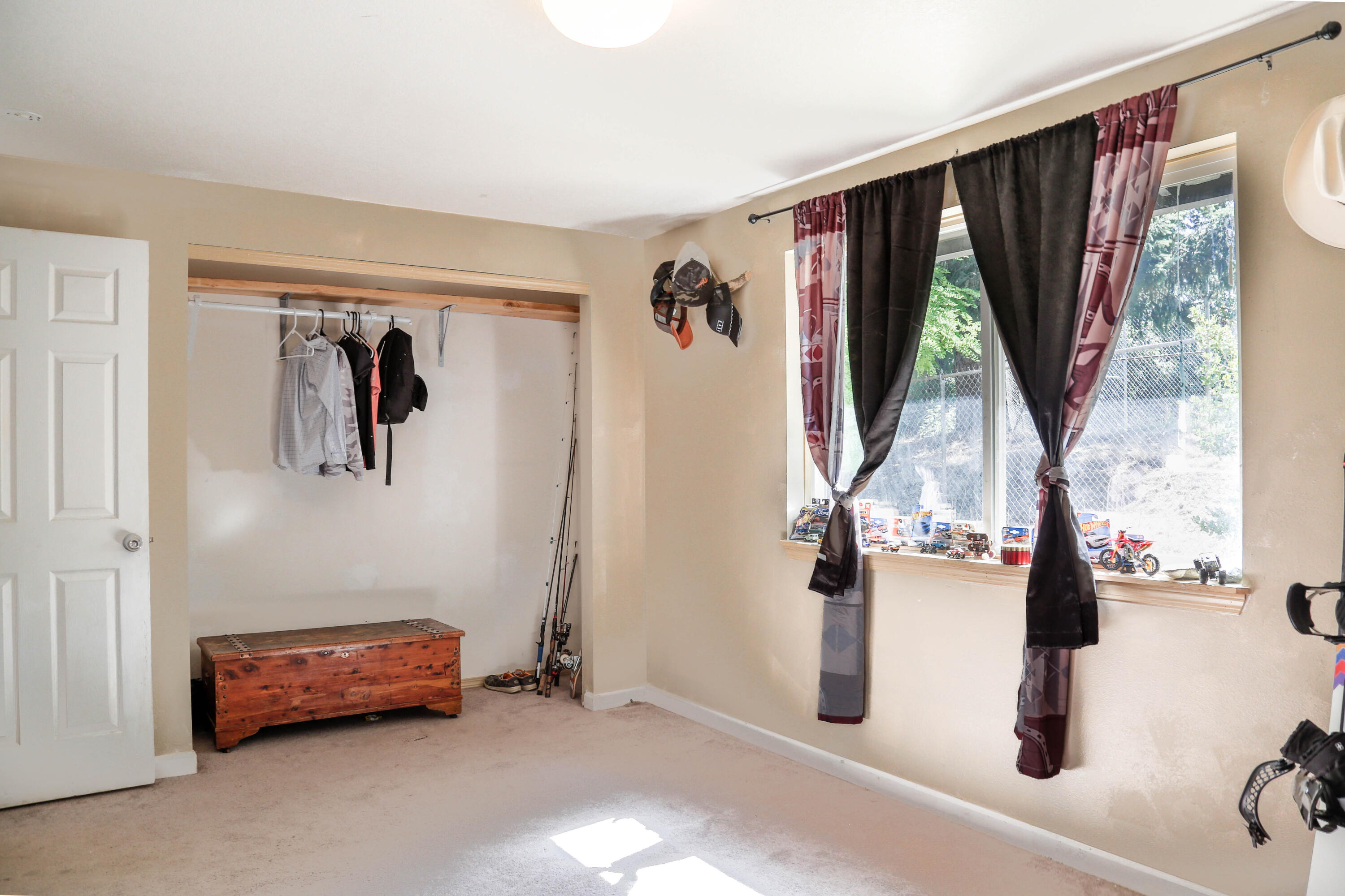 Glendale, Tow NOf Julia - Residential