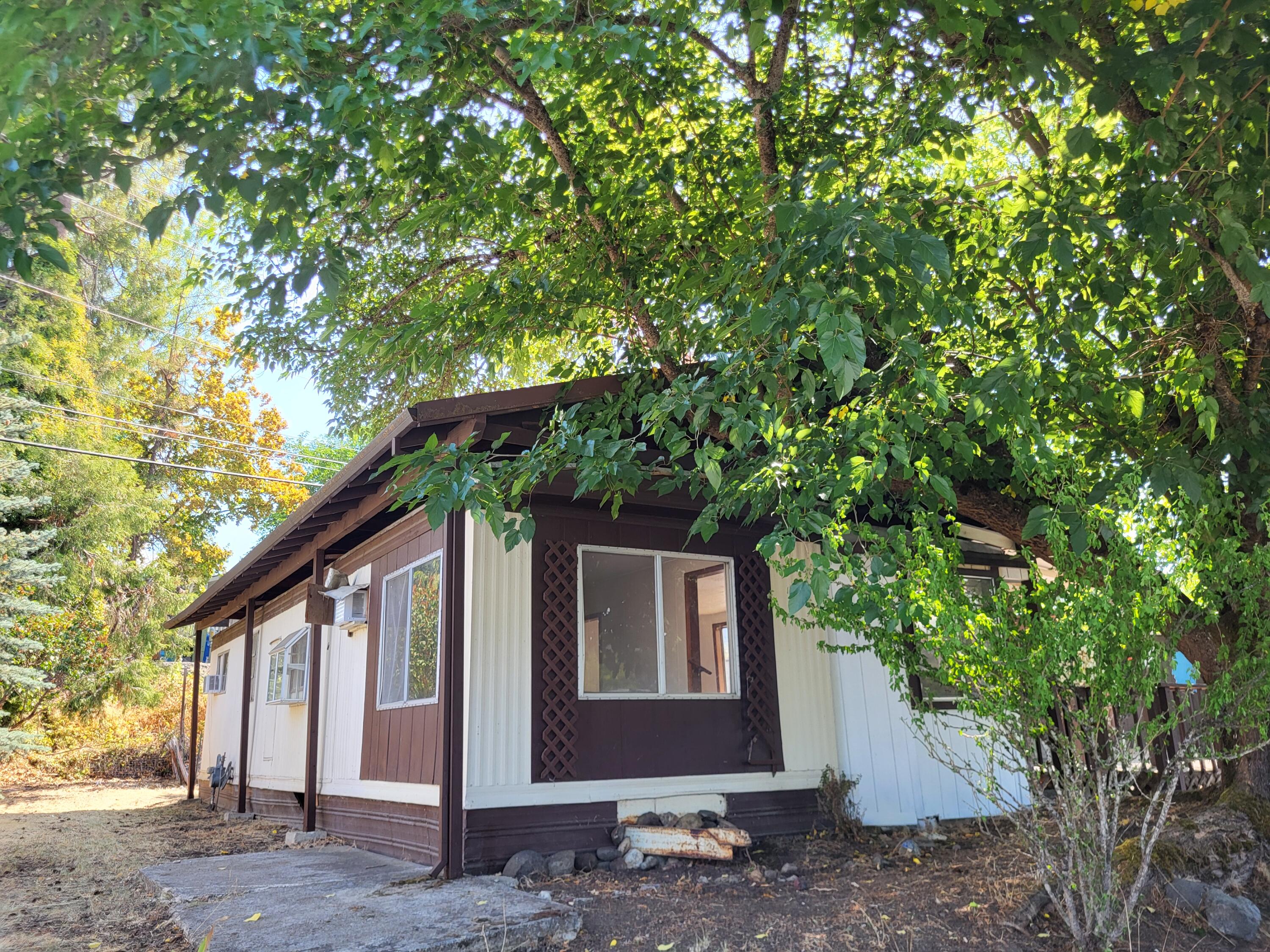 ALL-AGE park, located in small-town Eagle Point Oregon right off Crater Lake Hwy near shopping and minutes from Medford.  Older 2bd, 1ba with open floor-plan and extra bonus room for dining or familhy room.  Large lot, wrap-around yard and parking on a dead-end street.