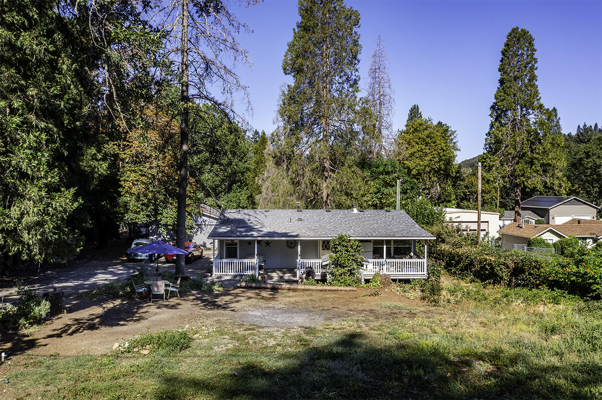 Sellers are offering $5,000 toward closing costs!
This charming 1,080 sq. ft. manufactured home features 2 bedrooms, 2 bathrooms, updated appliances, laminate flooring, new walk-in shower and vanity in Primary, a versatile office space, and new two tank septic system in 2022. Nestled on nearly half an acre, with water rights, it strikes the perfect balance — just minutes from both Grants Pass and Rogue River, with the peace and quiet of a country setting. Less than a mile from Chinook Park and the scenic Rogue River, outdoor recreation is always close at hand. The property also offers a two car detached garage, two storage sheds, and a chicken coop, providing plenty of space for hobbies, projects, and a little homestead living.