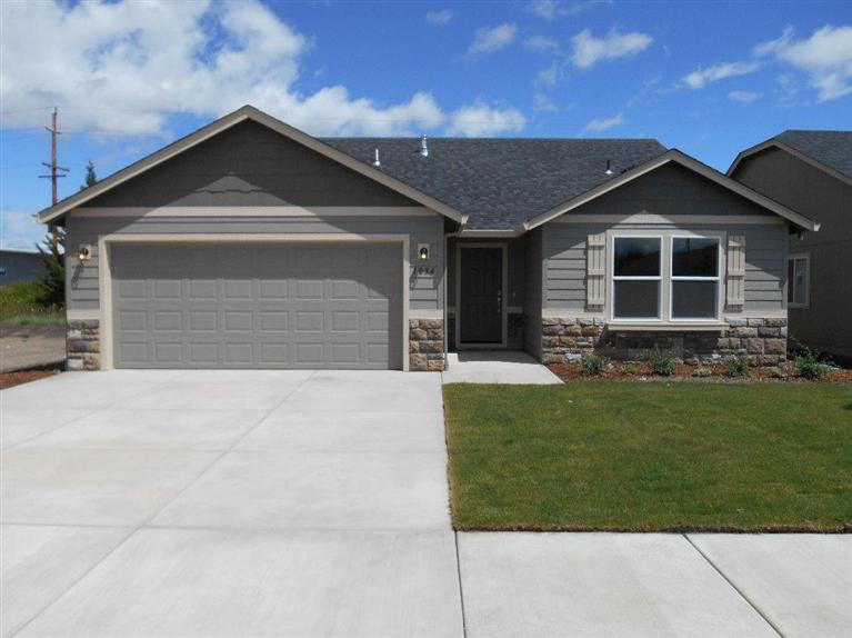 The Edgewood is a mid size home catering to those who value both comfort and efficiently. An award winning designed kitchen, featuring a breakfast bar and ample counter space, overlooks both the spacious living and dinning rooms. The separate master suite affords you privacy with a large dual vanity bathroom. Two sizeable bedrooms that share a full bathroom. This home also has a gas fireplace, ceiling fan in the great room, 4 craftsman trim, utility room wall cabinets, Stand up shower with glass enclosure in the master bath. Corner Lot. Home to be completed Late January. Pictures are similar.