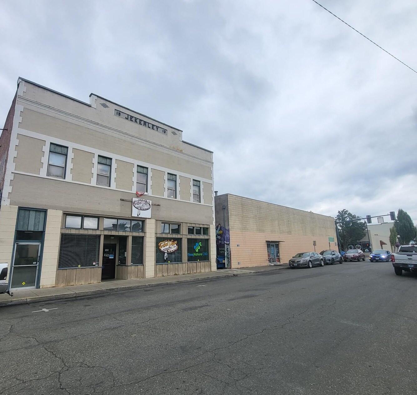 2,500 S/F of Open Bay with 2 bathrooms, located on the 2nd Floor of this 2 story Building from the year 1912.   Located half a block from Downtown 6th & J Street.  MORE PIX TO FOLLOW Presently, the unit is being renovated, very slowly, because the Owner would prefer to renovate to the Tenants specifications.    It is an open bay of 5,000 that we propose to split into 2ea, 2,500 S/F units.  The ceiling is approximately 13 feet high, with windows on all 4 sides.     There is also an exterior area of 1,250 sq ft for a proposed deck and patio.