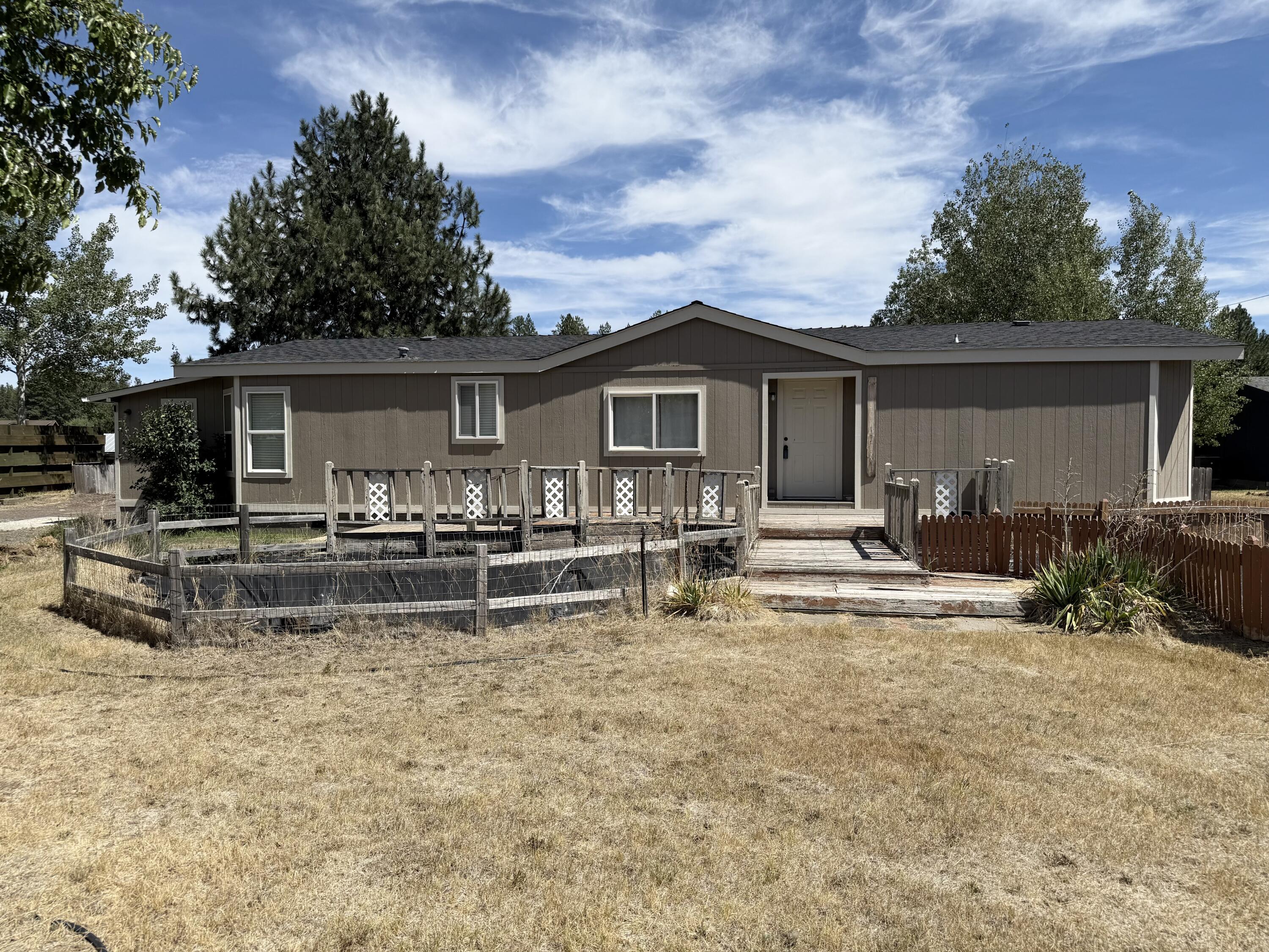 3 bedroom, 2 bathroom (& bonus flex area) 1,539 sqft manufactured home on .89 acres with .87 acres of Arnold irrigation. Wonderful opportunity for homesteaders looking to grow their own food. Perfect amount of outdoor space for gardens, animals, and even horses! Fenced back yard, in ground sprinklers, and fenced pasture. 609 sq. ft. shop and garden shed. Roomy enough for RV and toys. Half an hour drive to Mount Bachelor, 15 minutes to Sunriver. Home does need a little TLC but is move in ready. All information provided is deemed reliable but is not guaranteed and should be independently verified. Buyer is advised to independently verify the accuracy of all information, including but not limited to square footage, permits, zoning, and any other property details or information of concern. The listing agent and brokerage make no warranties or representations regarding the property's condition, zoning, or compliance with applicable codes or permits.
Home being sold as-is. Bring offers!