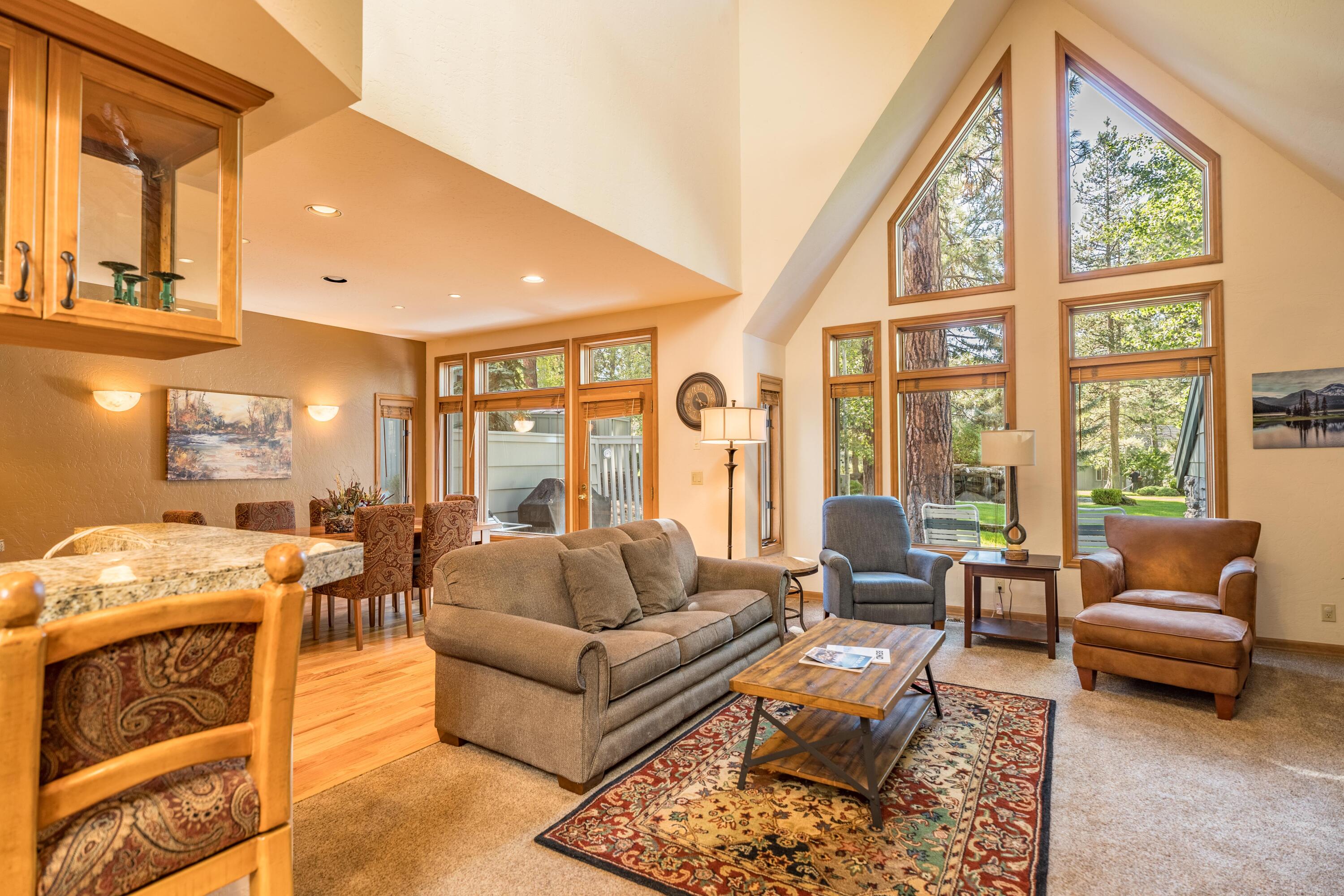 TH# 26-B -- 20% Deeded Co-Ownership. (10 Weeks).Fully furnished and beautifully decorated 3 Bedroom townhome.  StoneRidge Townhomes-Sunriver has onsite management, resort club with pool, spa, tennis courts, bikes & exercise room. Weeks can be traded with RCI exchange program. Townhome is a rental option home. Townhome was completely refurbished in March 2020 with new furnishings, new water heater, new A/C and new furnace.  Beautiful Home and great location on Stoneridge Property.