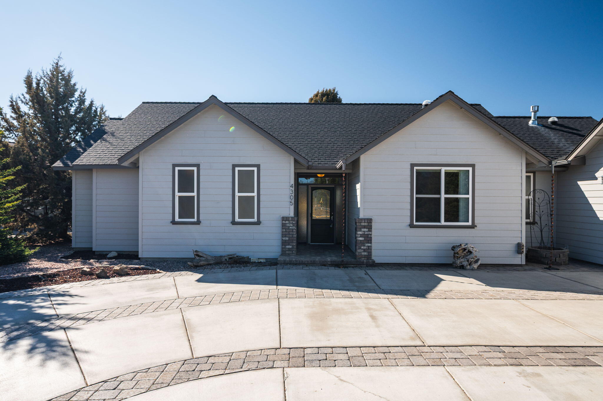 Stunning custom-built, single-level home in The Greens on a spacious, landscaped corner lot. The open-concept design, vaulted ceilings, and solar tubes create a bright, airy feel. Features include a newer Furnace/A/C, polished porcelain tile in the entry, dining, & kitchen, cherry cabinets, slab granite counters, & tiled bathroom floors. The rest of the home boasts high-end water-resistant laminate—no carpet! The updated master bath offers a large tiled shower, dual vanities, & a walk-in closet. Enjoy sound-deadening walls, gas fireplace, ceiling fans, central vac, & a butler's pantry w/ a sink & built-in desk. The expansive back deck has a gas hookup, & the front spigot w/ hot/cold water. The oversized two-car garage includes golf cart space, storage, counter space, & walkable attic access. Entertainment center, refrigerator, washer/dryer, & Murphy Bed included. Vacant, easy to show, & move-in ready! Prime location near golf, dining, Redmond Airport, w/ Bend just a short drive away