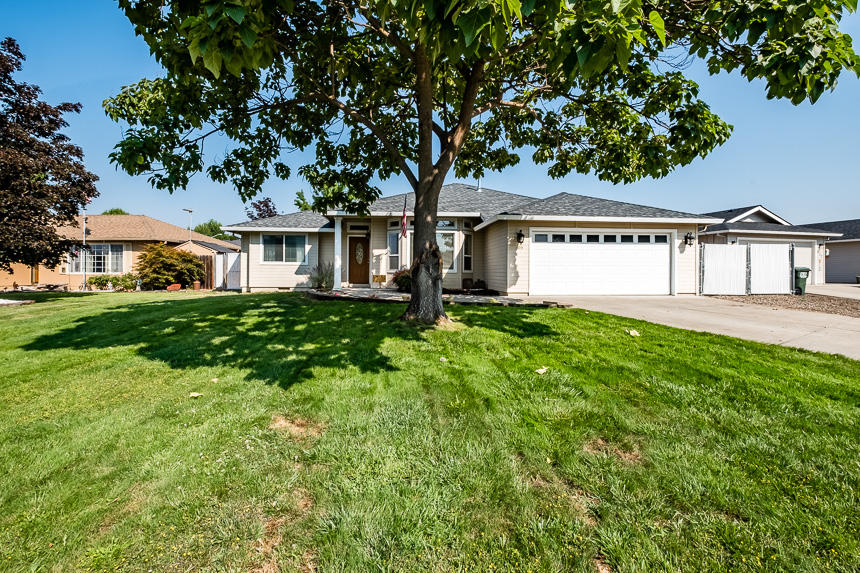 Premium location on this large corner lot near Chamberlain Park and schools! Set back from the road, this home has fantastic curb appeal and features a thoughtful and functional layout. 3 bed/2 bath split floor plan and a huge living room with vaulted ceilings and well-appointed kitchen. The oversize primary bedroom offers a large walk in closet and a double vanity in the bathroom. The fully fenced back yard is complete with a large covered patio, fenced garden area and shed. You won't want to miss this opportunity, call today to schedule your appointment.