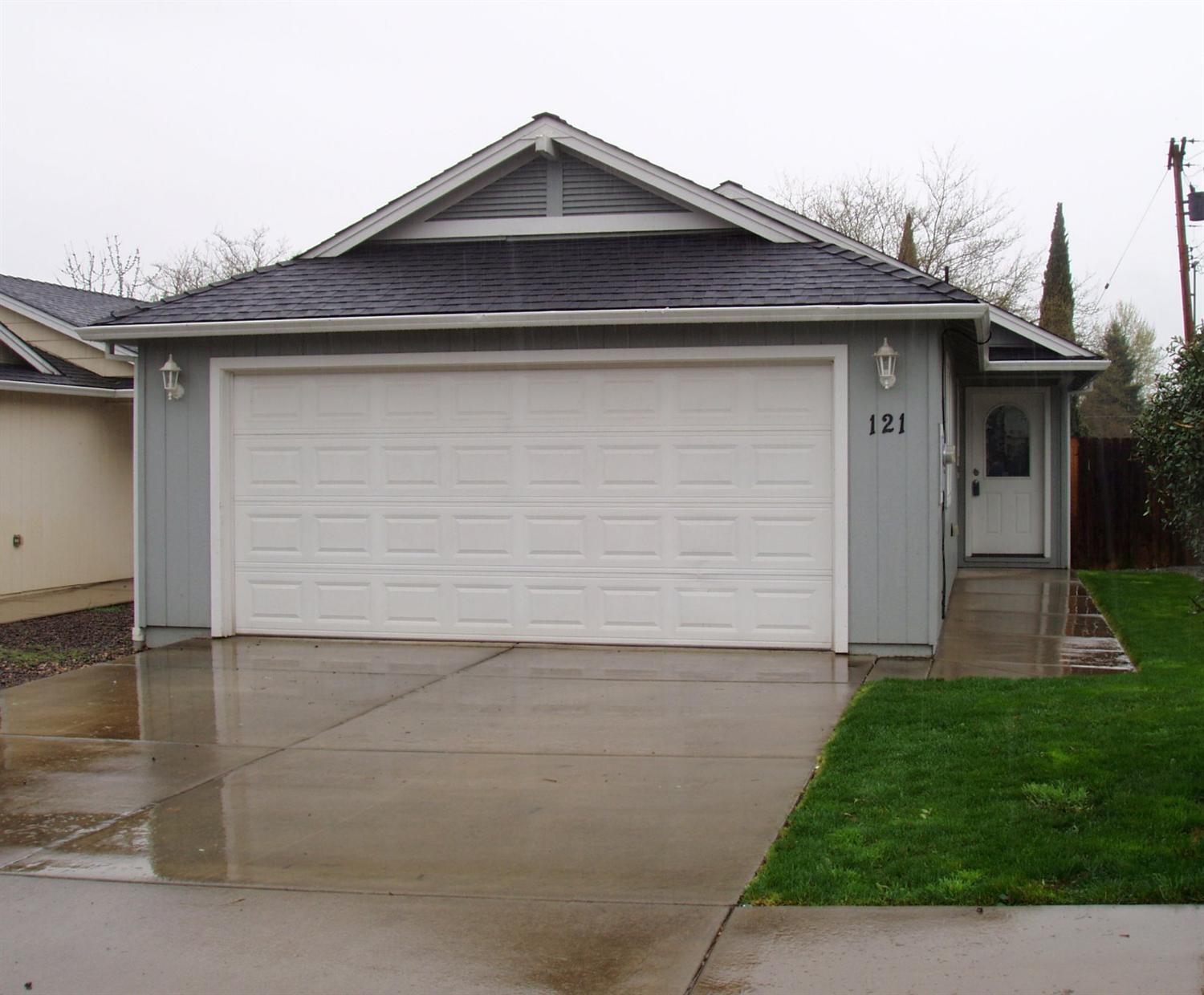 Great home in Eagle Point ready for its new owner. Built in 2006 with 1262 sqft this home features open floor plan with galley kitchen that has lots of nice counter space and cabinetry. 3 nice sized bedrooms and 2 baths, family room and dining. Home has nice private back patio and is all fenced. Plus there is a 2 car finished attached garage.