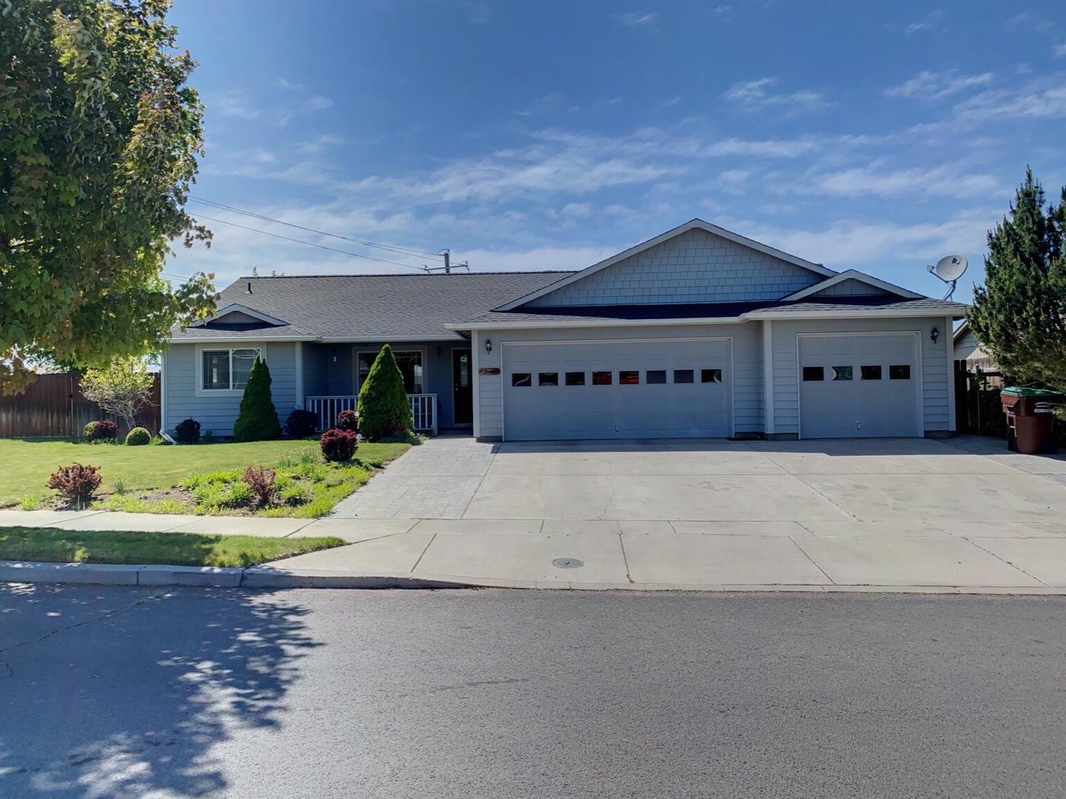 Beautiful  home located in Deer Ridge ! Corner lot completely landscaped. Home features 3 car garage, RV Parking, large stamped concrete covered back patio,
under ground sprinklers, additional storage shed so much more. This is a move in ready 3 bedroom 2 bath home in a great location! Call before its gone!