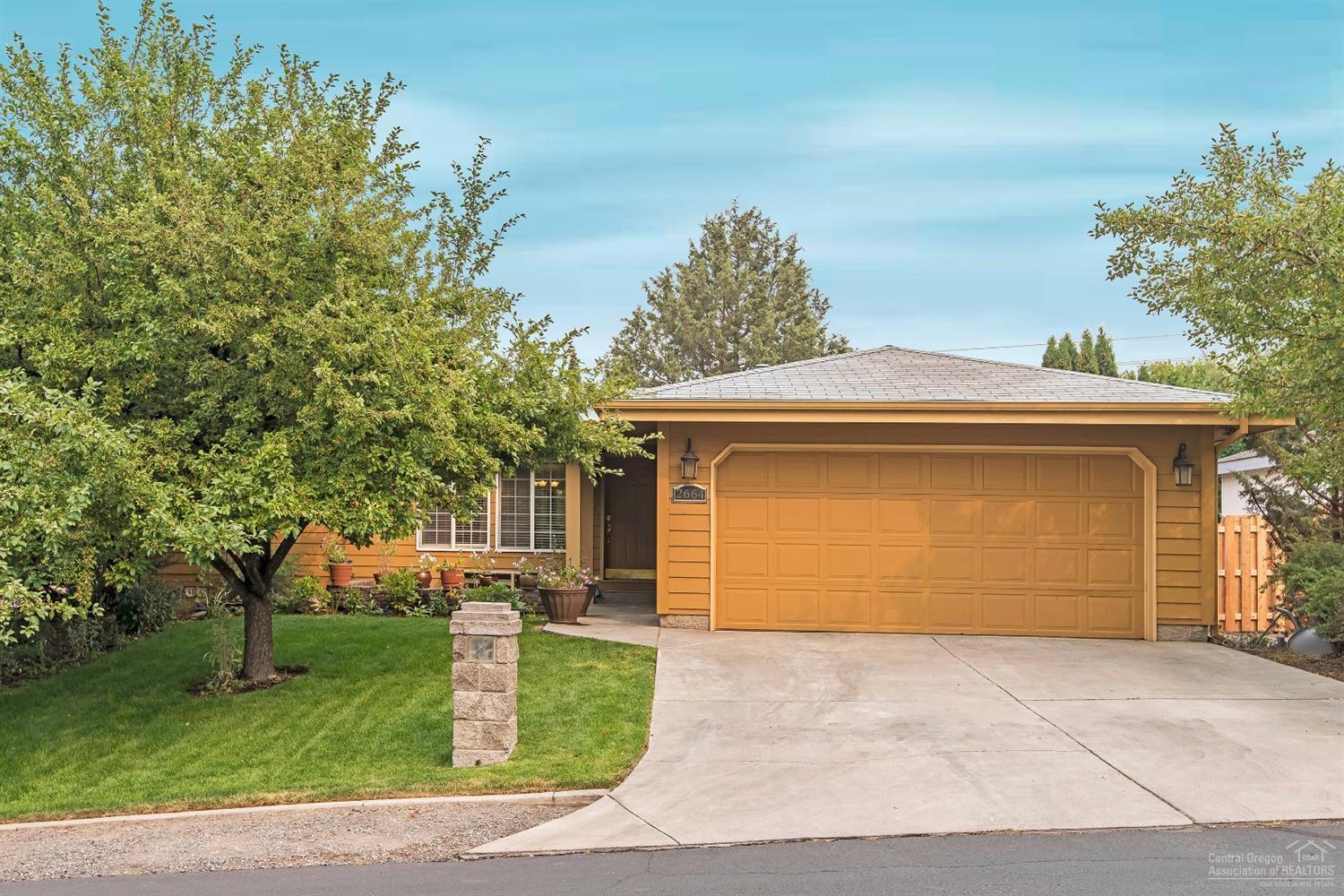 Super sunny single level home in desirable Mtn View Park! Unique neighborhood where you own the land too. New carpet in home, spacious master suite separated from other bedrooms, dining area, slab granite kitchen counters, tile floors, oversized master with fireplace,attached 2 car garage,and air conditioning with gas heat. The community has a pool, sport court, gated entrance and is close to schools, shopping, medical facilities and parks. Don't miss this affordable area - easy to finance as well.