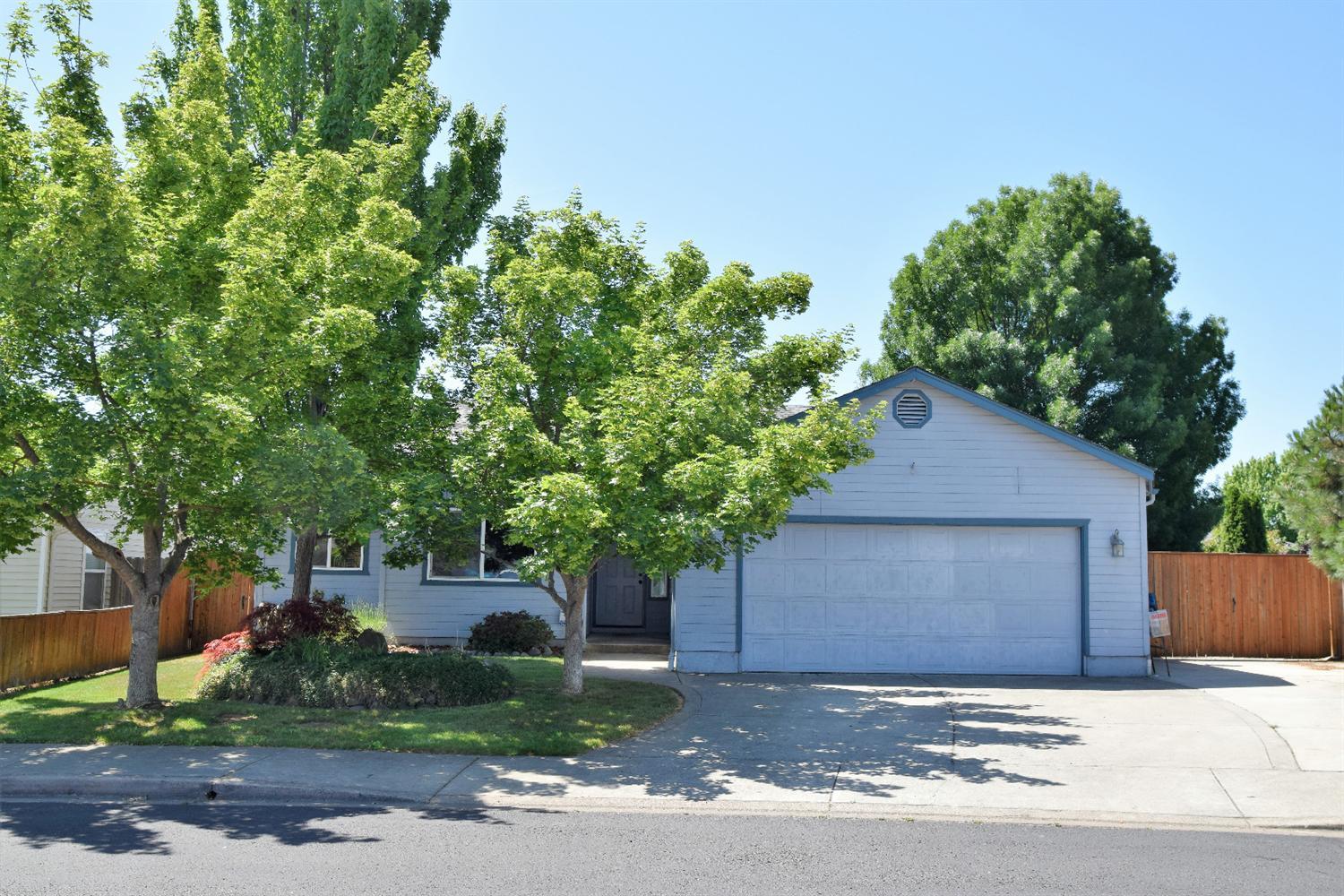 Hard to find 3 bed 2 bath home built in 2000 in Eagle Point. Open split floor plan, Stainless steel appliances, vaulted ceiling, certified wood stove, huge back yard, garden area, dog kennel, and RV parking. Home feels bigger than assessor square footage. Must tour!