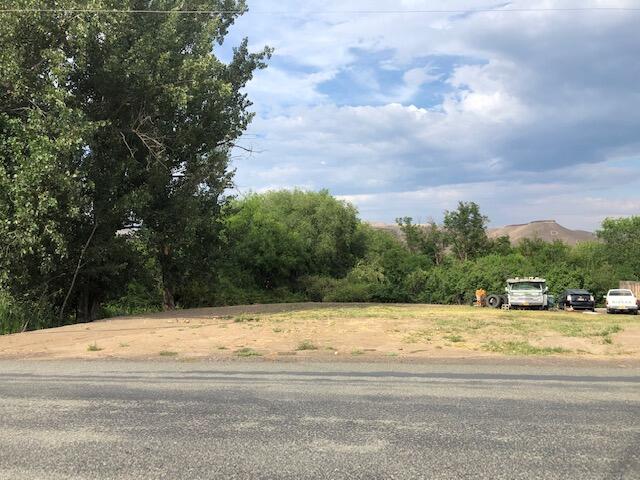 CITY LOT LOCATED IN A SMALL COUNTRY SETTING! Mt views, quiet neighborhood, buildable, city water and sewer available, all subject to a city site plan review approval.  $36,750 (subject to the completion of a minor land partition)