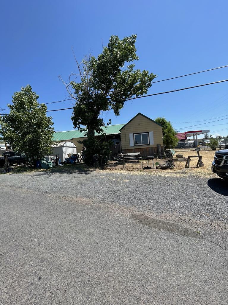 Investor special! 3 bed, 1 bath home on a corner lot with a metal roof. Solid structure
with great potential—ideal for fix-and-flip or rental income. Bring your tools and vision.