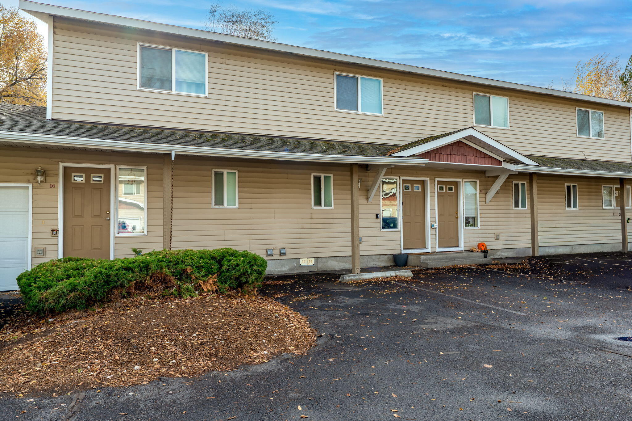 Charming condo in the heart of town! This bright and open 2-bedroom, 1.5-bath home offers an ideal blend of comfort and convenience. The spacious upper bedroom
features a private patio—perfect for morning coffee or evening relaxation. HOA fees cover water, sewer, garbage, road maintenance, landscaping, snow removal, and
exterior upkeep including fencing, paint, gutters, roof, and siding. Whether you're looking for an affordable first home or a smart investment, this condo is a wonderful
opportunity. Schedule your private showing today!