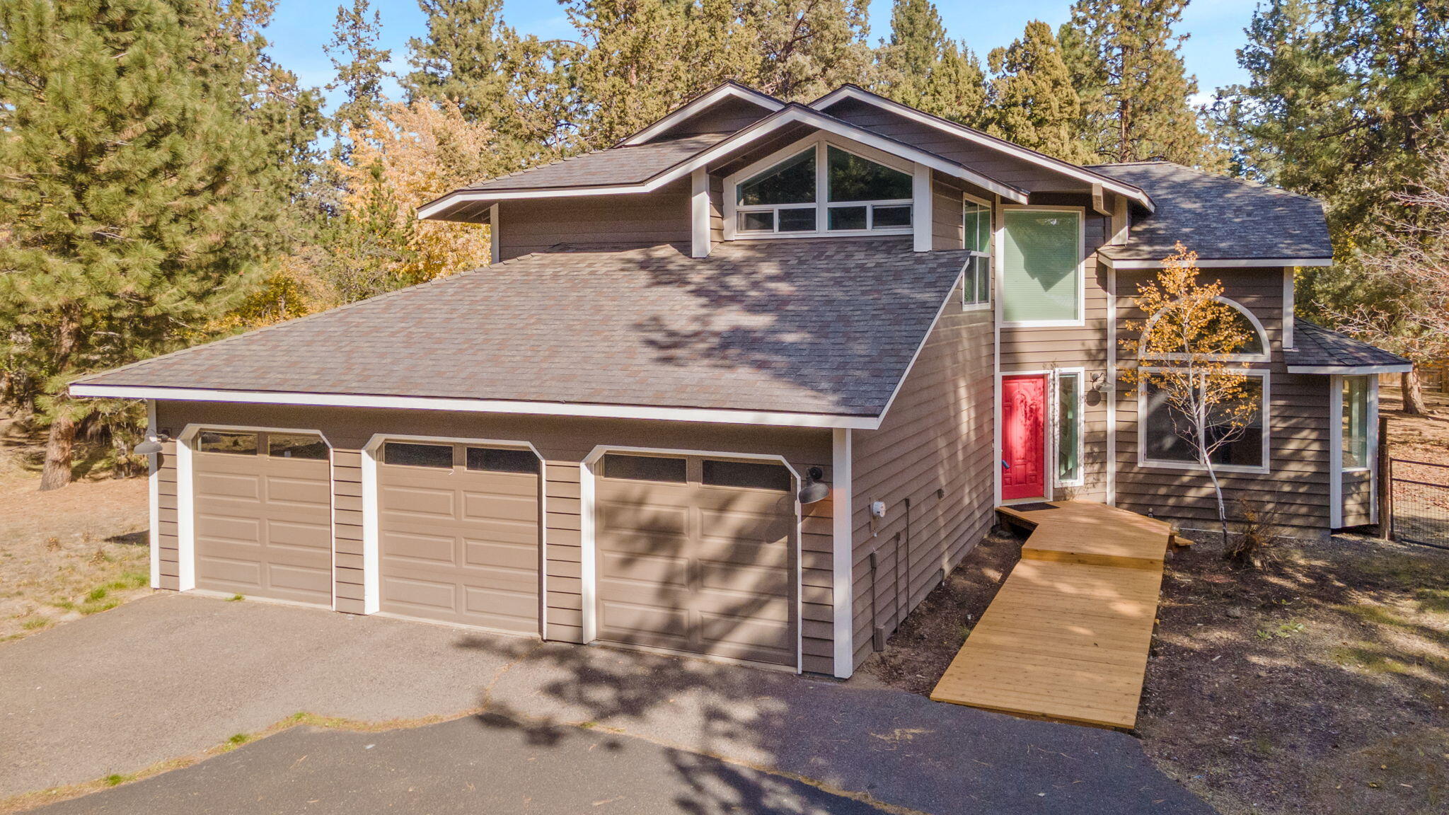 Welcome to King David Avenue—where comfort meets style in the heart of Bend! This beautifully updated home boasts a circular driveway entrance featuring a new deck to the front door, a brand-new kitchen with stylish cabinetry & countertops, new main-level luxury flooring, all new interior paint. Soaring ceilings, sunny dining area & large great room are perfect gathering spaces.
Spacious primary suite offers large windows filled with natural light, a walk-in shower, and generous walk-in closet. Ductless hp in living area for AC. Laundry and half bath on the lower level with good storage.
Sliding doors open to a large back deck overlooking the expansive .47-acre lot — ideal for outdoor entertaining, gardening, and simply enjoying space! RV/boat parking and a deep 3-car garage provide all the extra room you need for Bend adventures. Located in the Old Farm district just minutes to the Old Mill District! (NOTE: **Zillow is incorrect: home offers 2 full bathrooms, 1 half bath.)