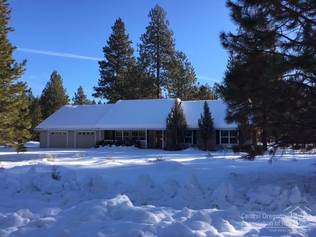 Country style home in Tollgate with living room, kitchen with dining area, granite tile kitchen counters, large pantry, skylights, oak cabinets, upstairs bonus room with office area and window overlooking common area, separation of bedrooms, covered front porch, fenced in back yard.