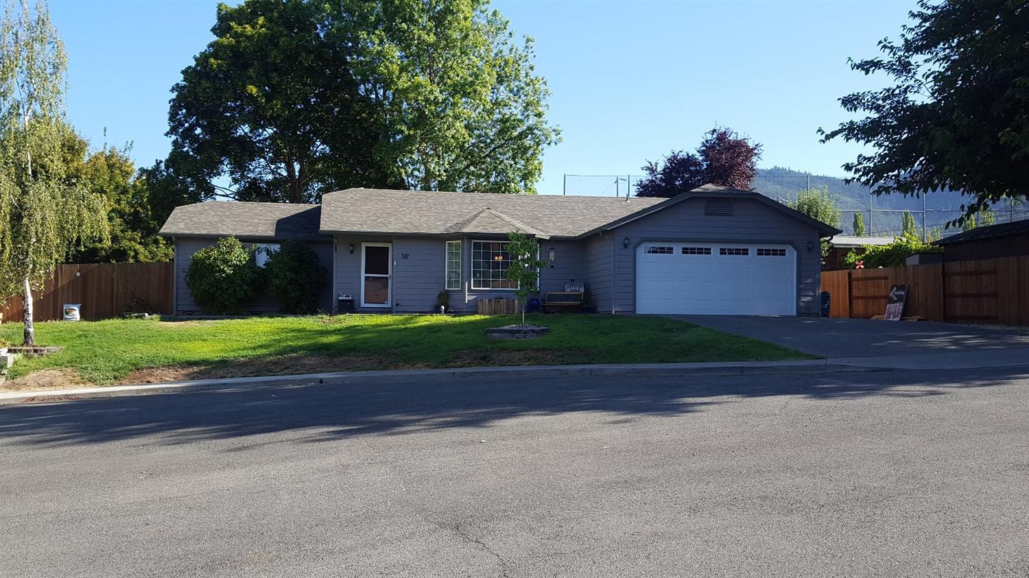 Hidden Jewel!! Well maintained home with vaulted ceilings, open floor plan and large bedrooms. This home has a new roof 2015 and RV Parking. Private access to the soccer field at the tranquil Gilbert Crk Park. Don't forget your sandals we have a beach!! Great location- walking distance to Highland Elementary, North Middle School and The Club NW. Minutes from medical facilities, downtown and freeway. All at a great price!