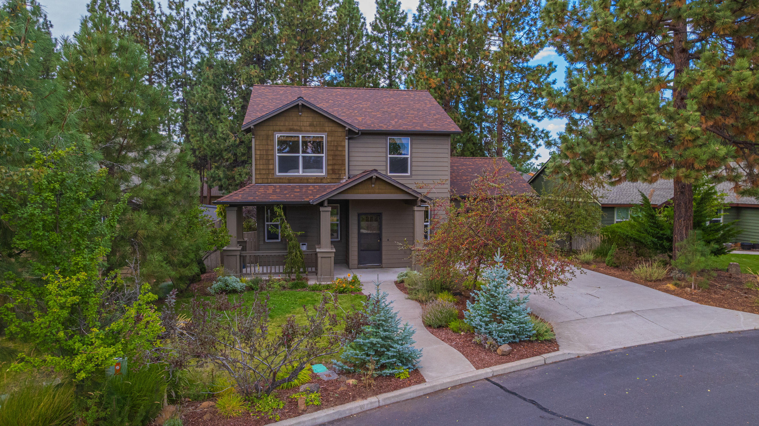 Tucked away in the sought-after River Rim neighborhood, this move-in-ready home offers comfort, convenience, and Southwest Bend living. The light-filled great room features an open layout with updated flooring, a gas fireplace, and a large slider leading to a spacious paver patio surrounded by mature landscaping. The kitchen's open galley design keeps everything connected, and a main-level
half bath adds ease for everyday living. Upstairs, the primary suite includes corner windows, with two guest rooms and a full bath nearby. Both side yards provide gated access, and the attached two-car garage offers additional storage. Located minutes from the Deschutes River Trail, Wildflower Park, Brookswood Plaza, and schools, this home blends outdoor access with neighborhood convenience in
one of Bend's most desirable areas.