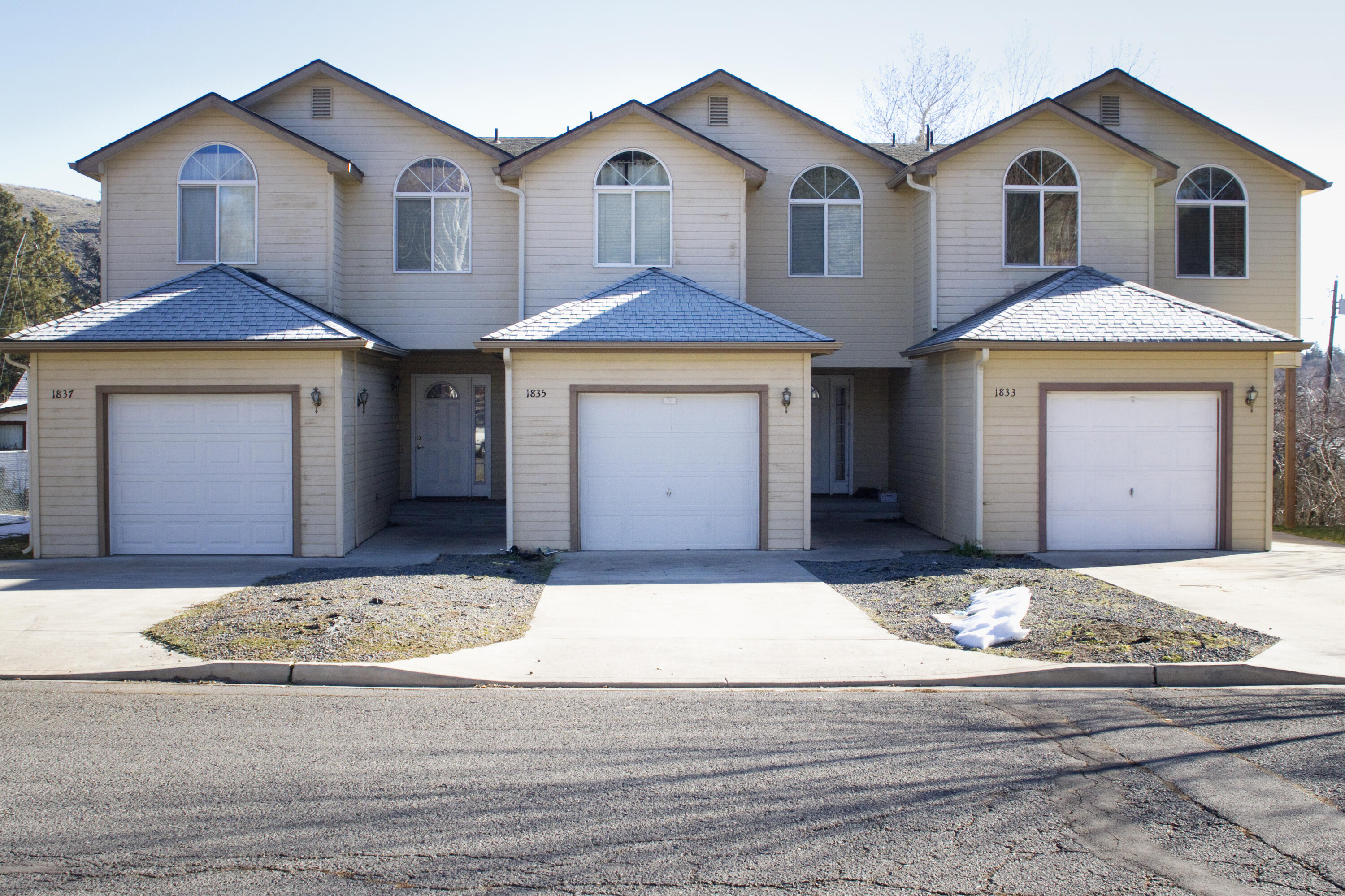 Amazing opportunity! This spacious triplex offers a fantastic return on investment with existing tenants and property management in place. Each unit gives tenants 1420
sq. ft. living space including 3 bedrooms, 2.5 bathrooms and private shaded balconies. Attached 1 car garage with laundry in the unit.