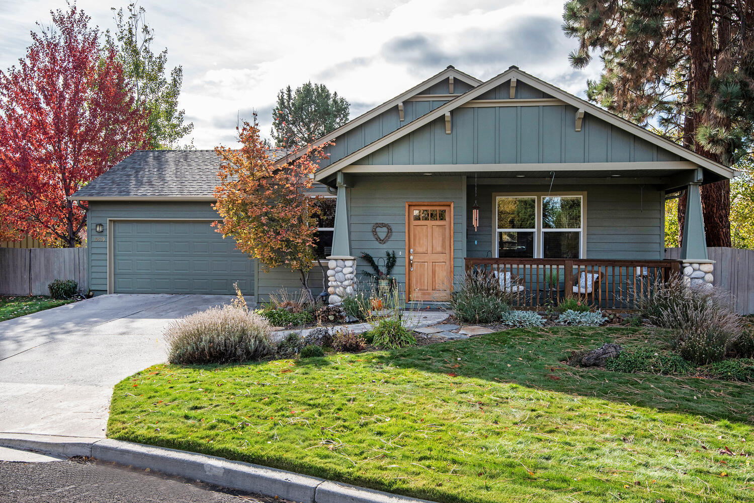 Charming single level home in the popular River Rim Community!  The efficient and open floorplan features 2 master suites plus air conditioning.   Amazing office space doubles as a 3rd bedroom.  Large utility room with ample amount of storage.   Beautifully landscaped with a large back patio perfect for enjoying summer evenings or fire pit in winter.  Conveniently located blocks from Lovejoy's Market, river access, walking trails, parks and much more make this neighborhood special.